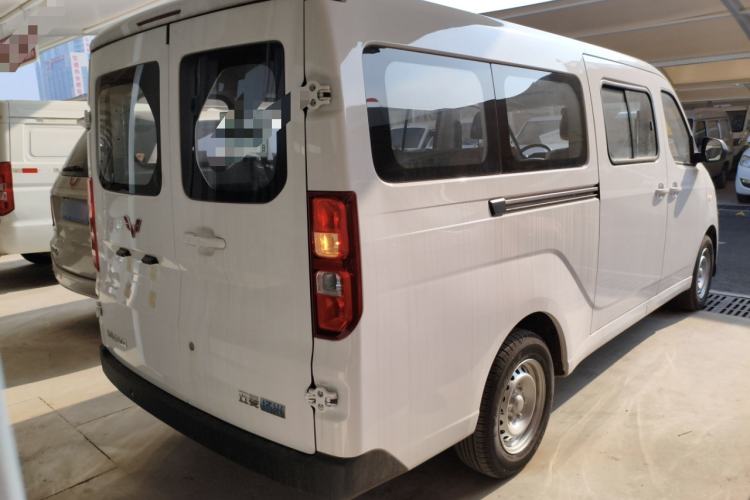 Used Wuling Yangguang 2024 300KM Comfort Version Passenger Van 75kW