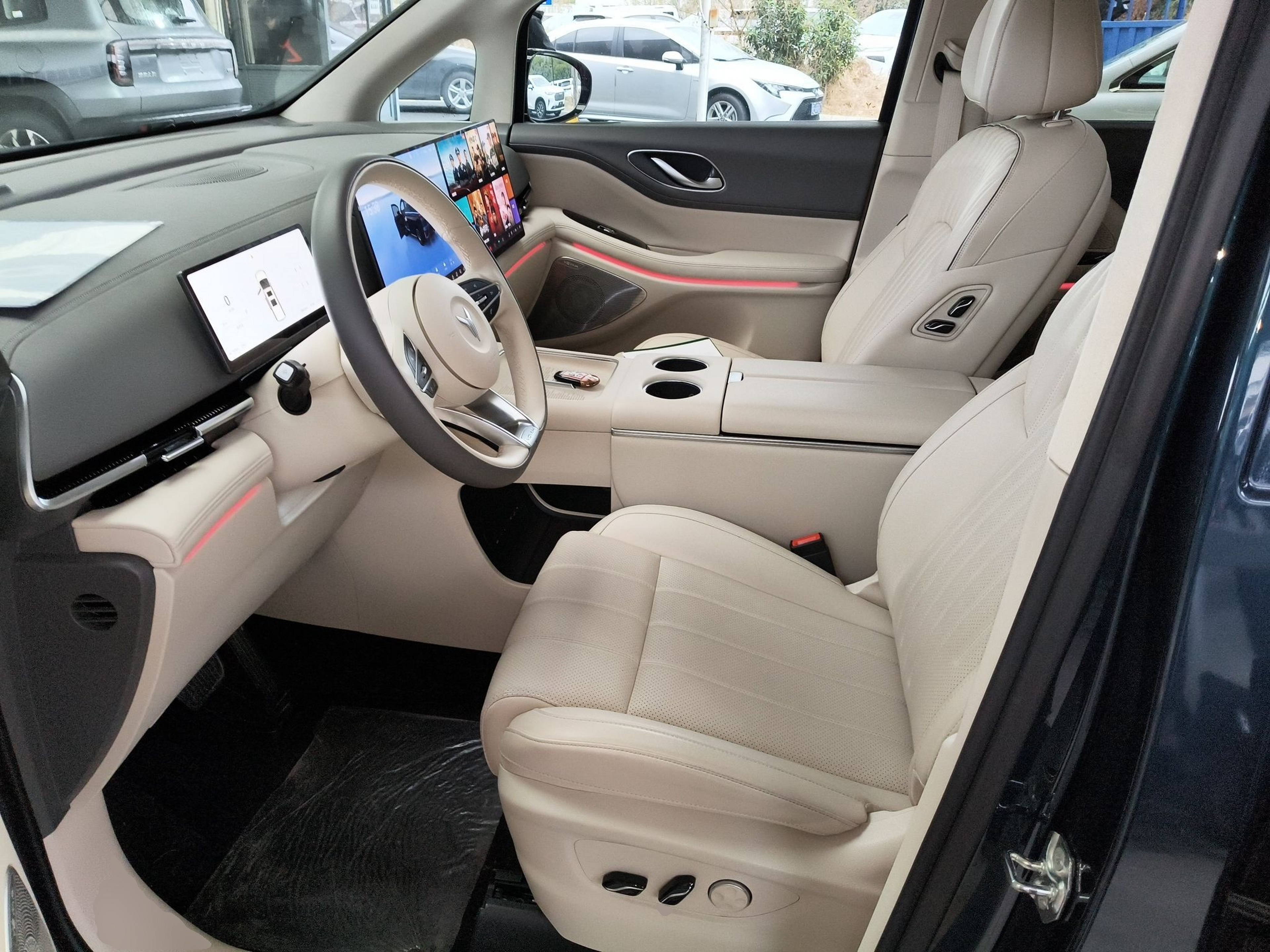 المقاعد الأمامية داخل السيارة