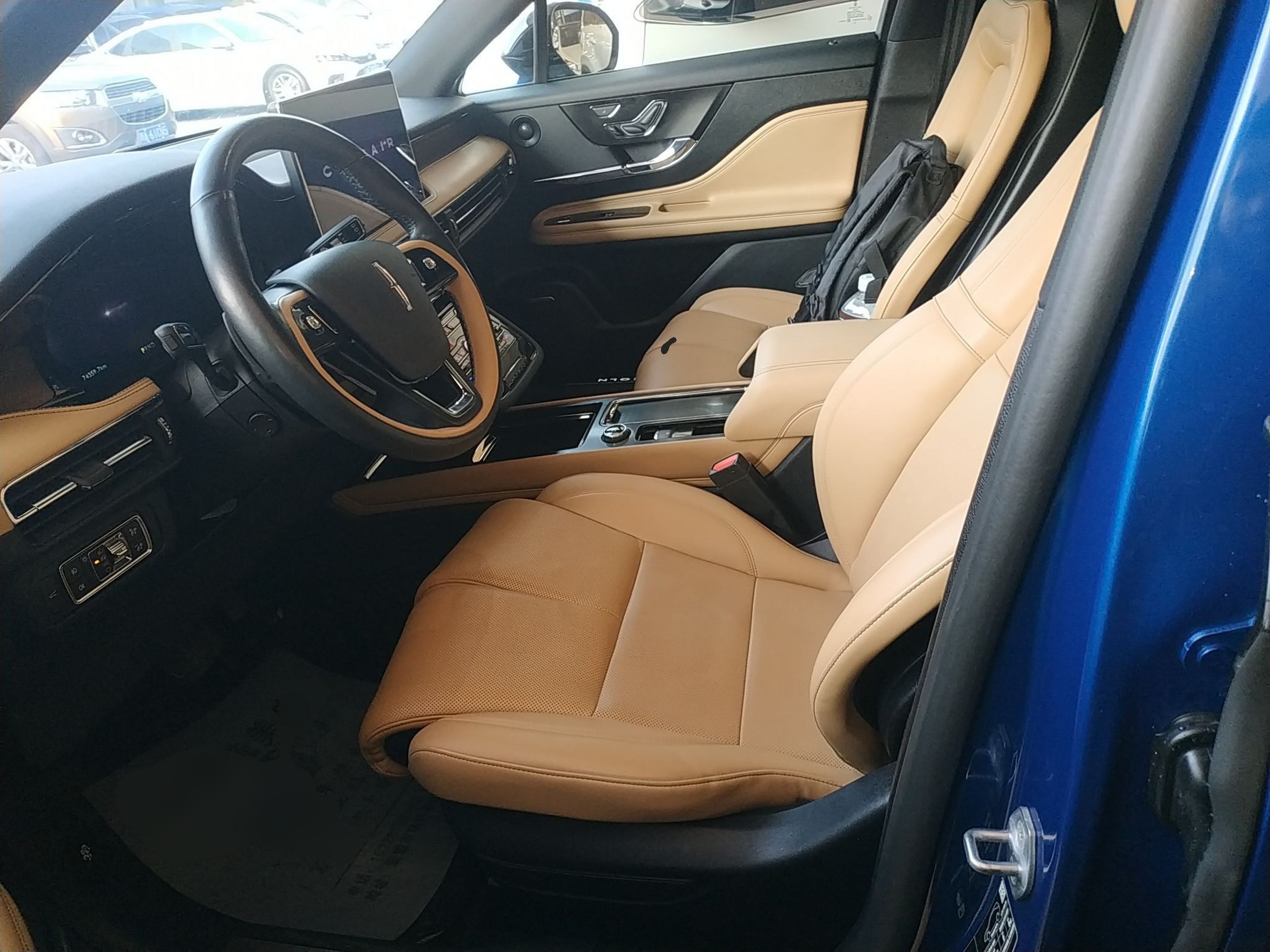 المقاعد الأمامية داخل السيارة