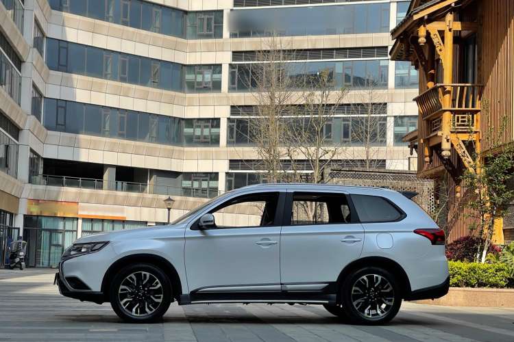 Used Mitsubishi Outlander 2020 2.0L Two-Wheel Drive Enjoyment Version 5 Seats
