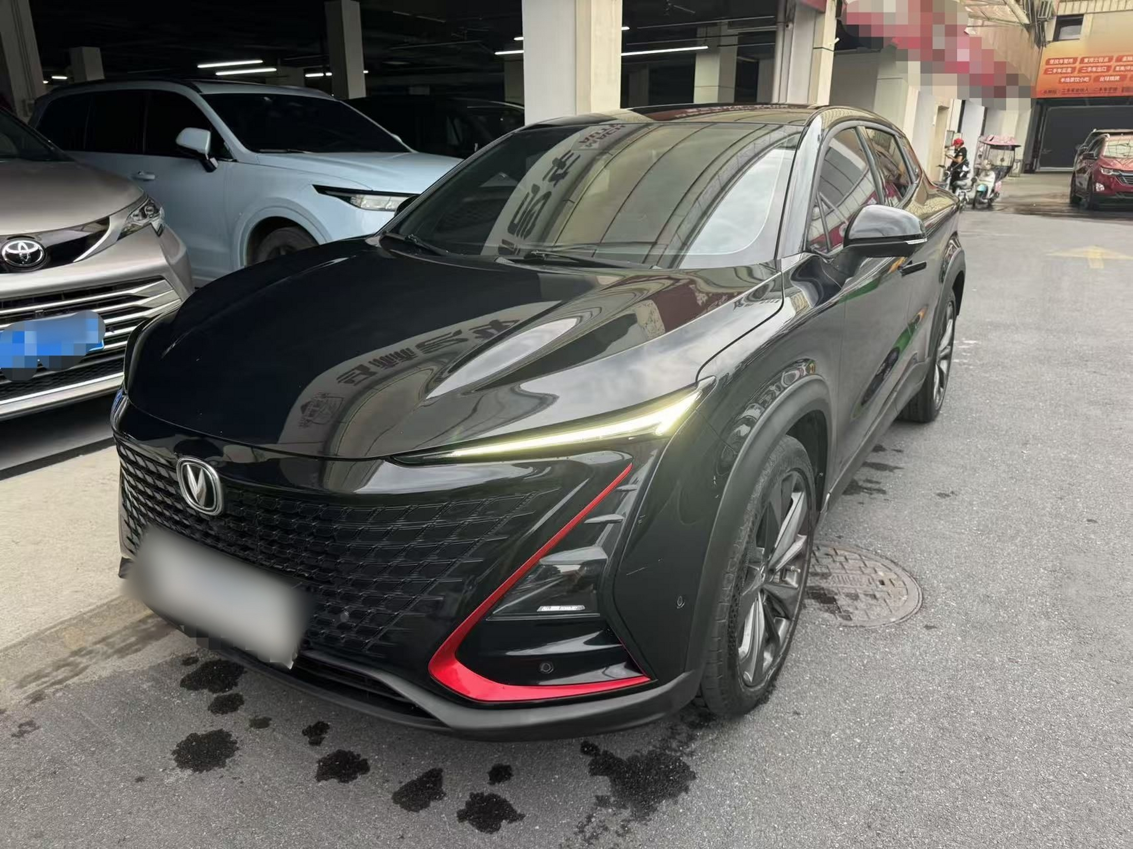 تحت مقدمة السيارة