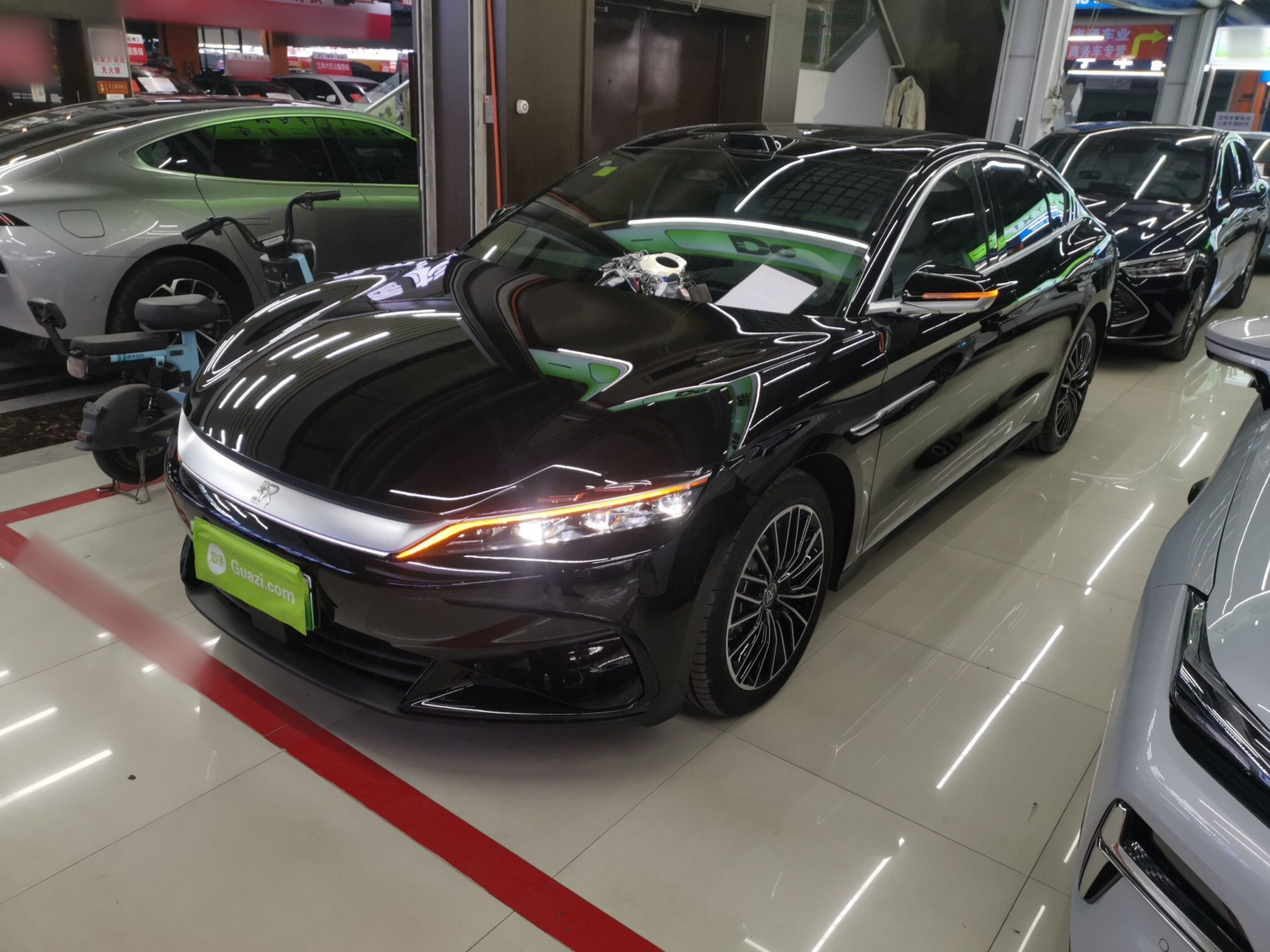 تحت مقدمة السيارة