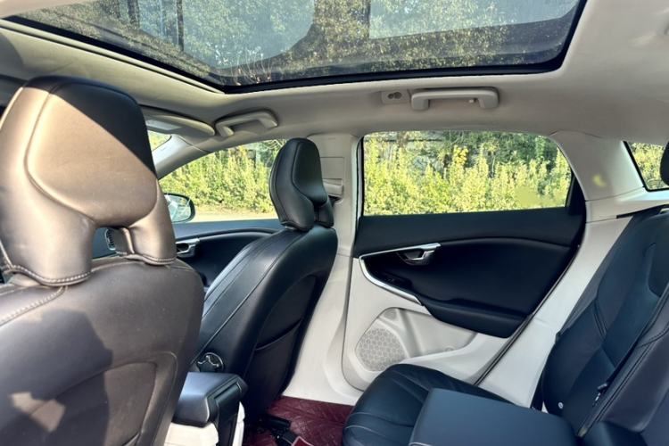 Used Volvo V40 2015 1.6T Zhiyi Edition