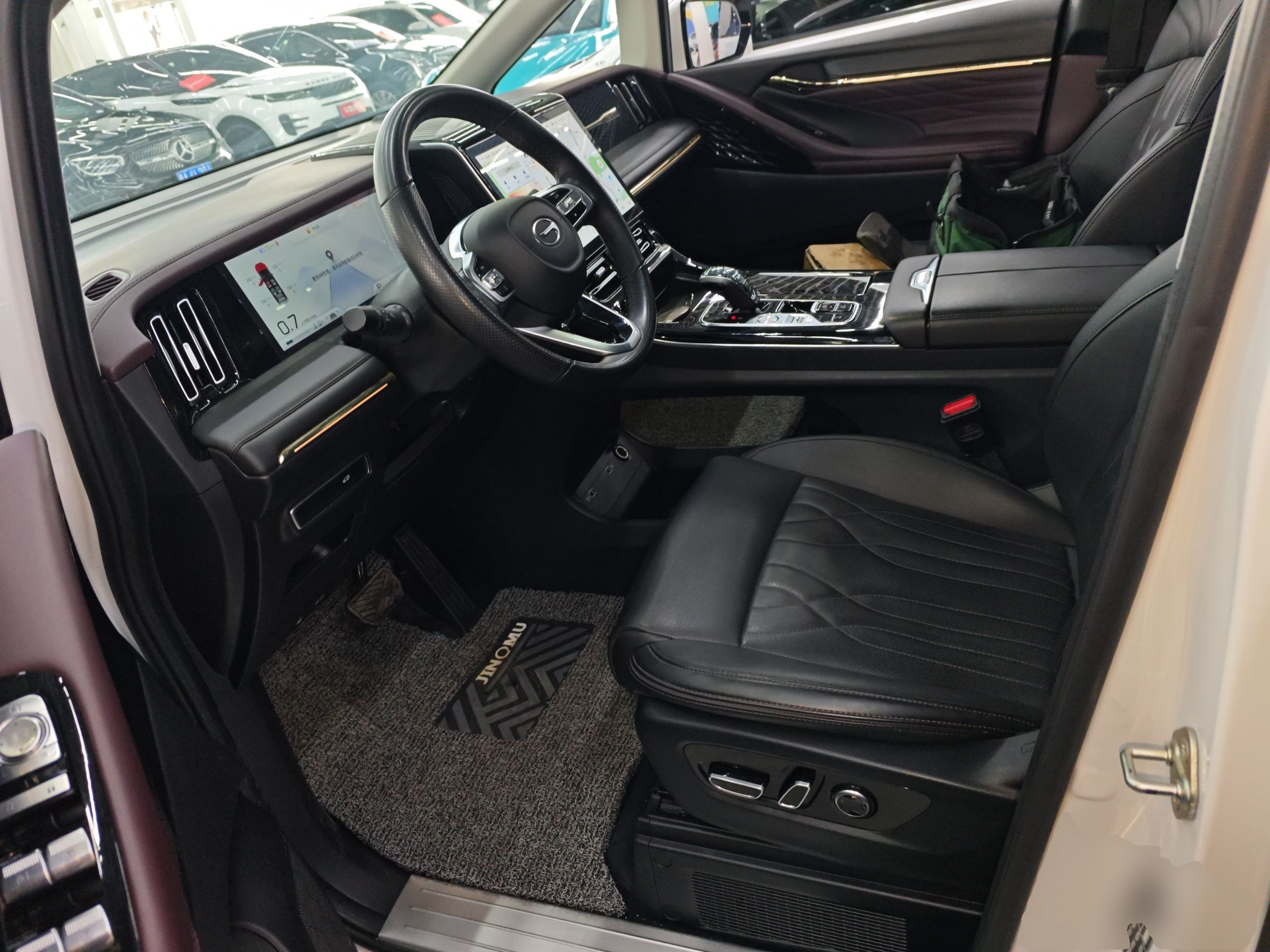 المقاعد الأمامية داخل السيارة