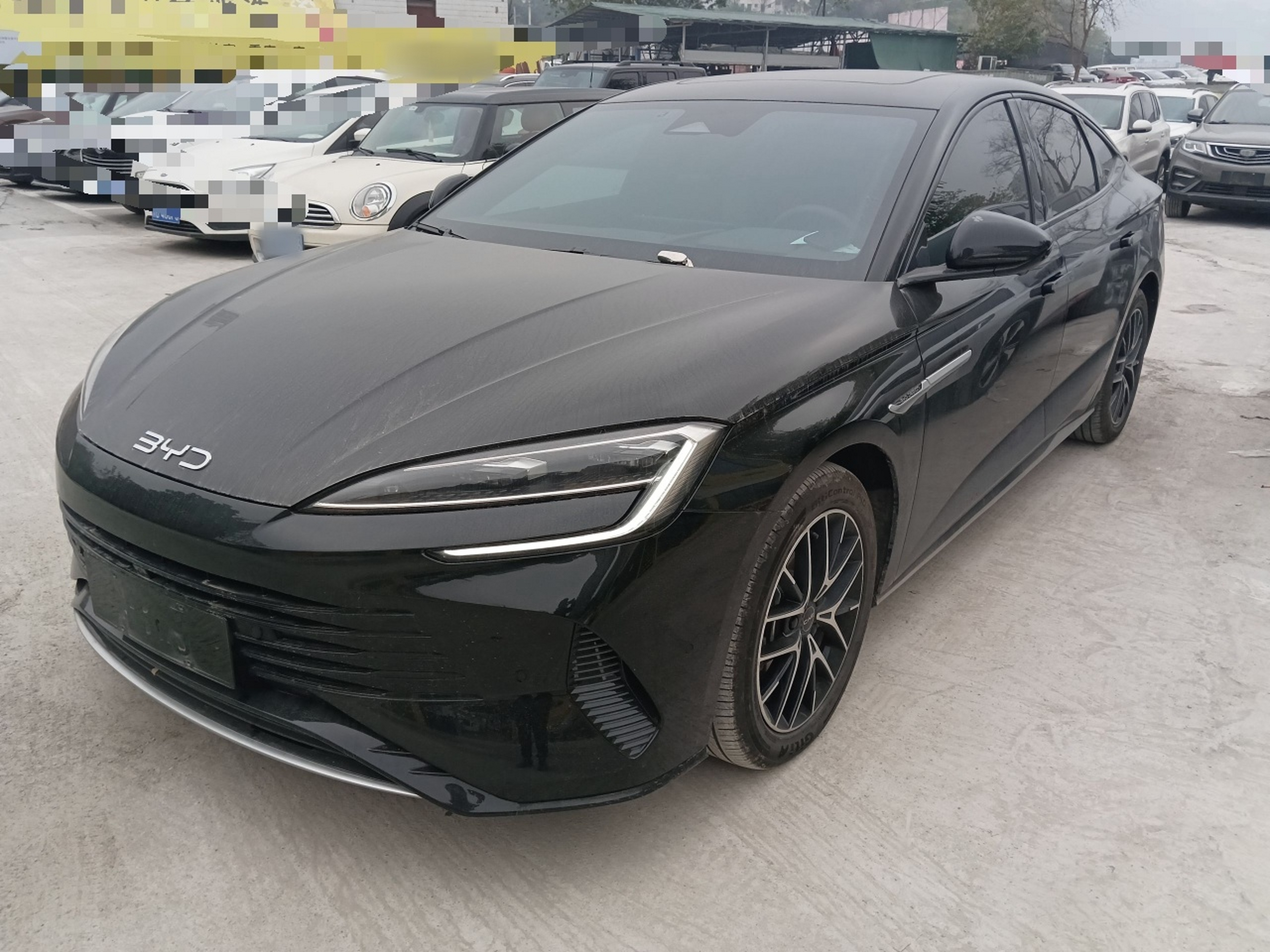 Под передней частью автомобиля