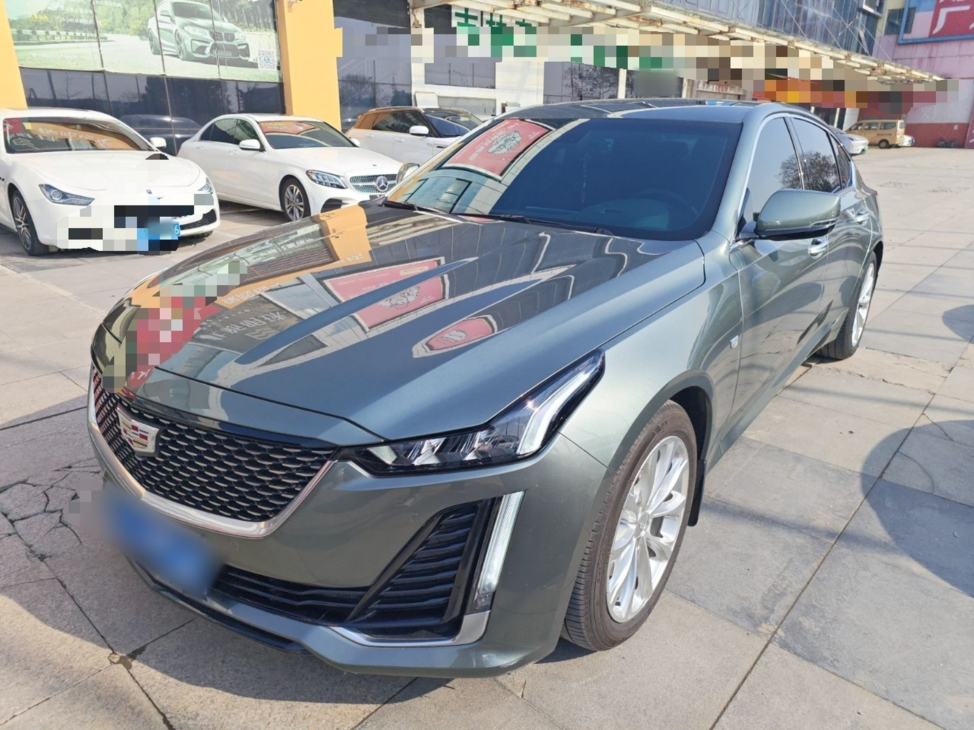 تحت مقدمة السيارة