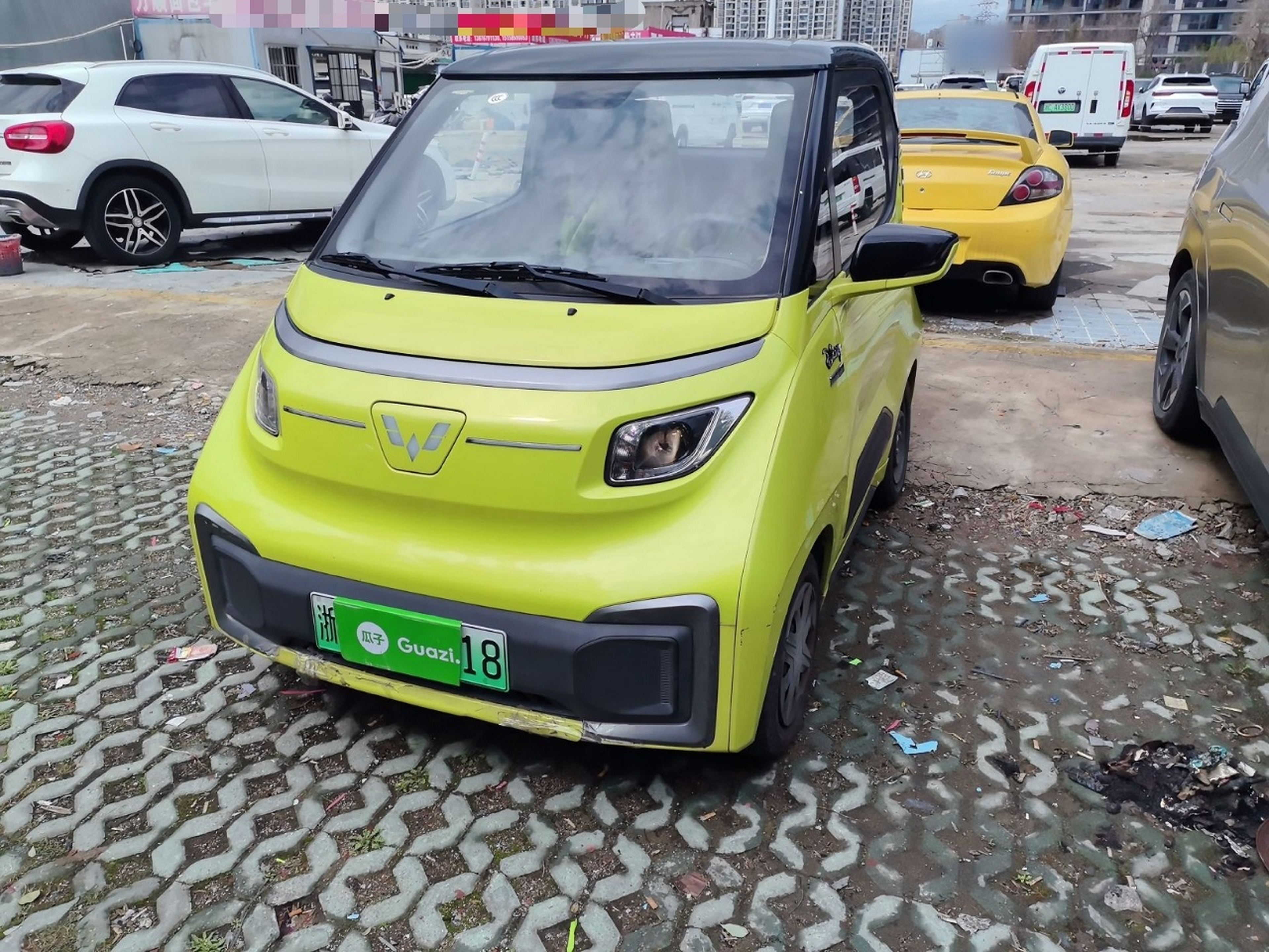 Под передней частью автомобиля