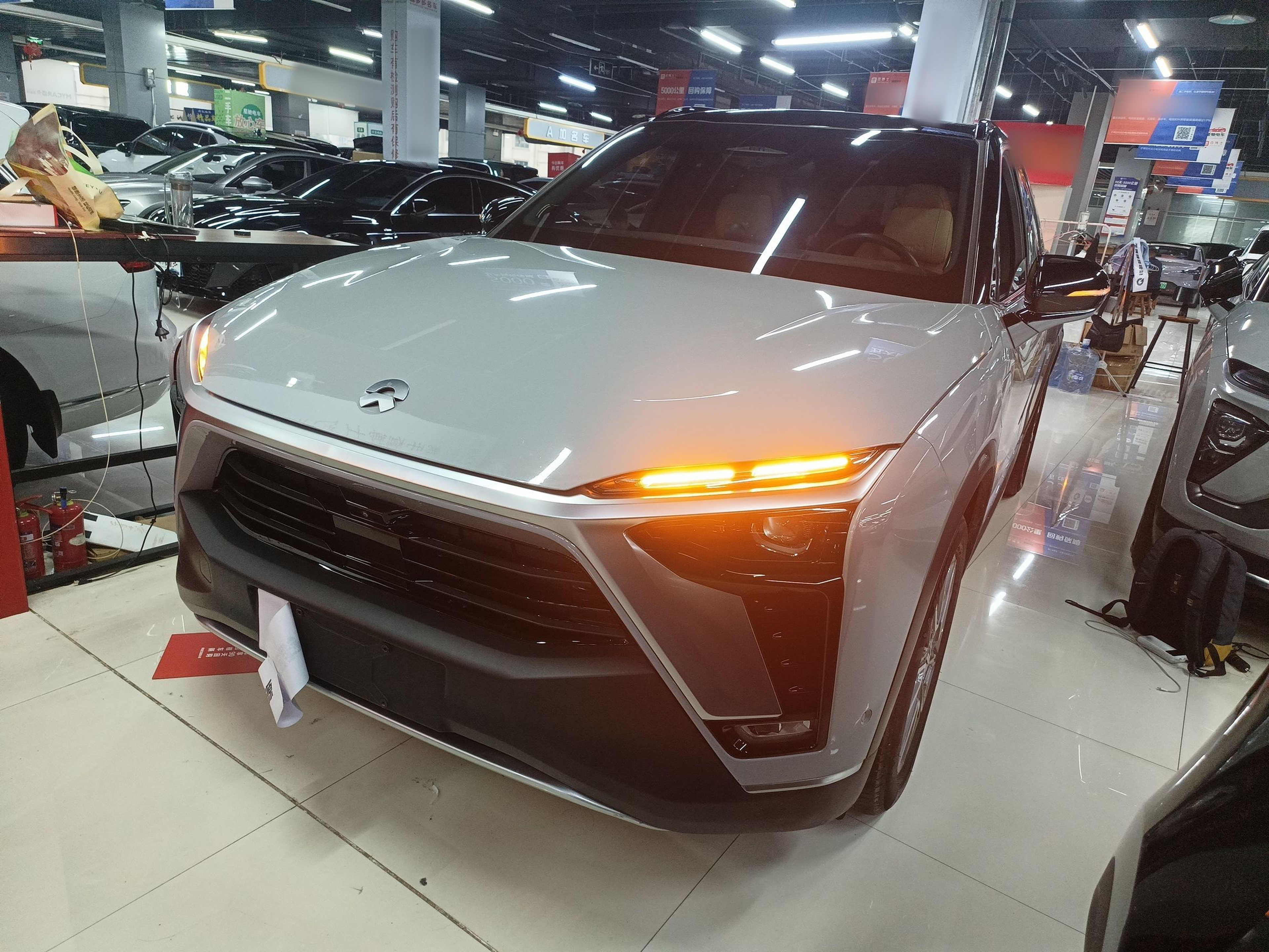 Под передней частью автомобиля