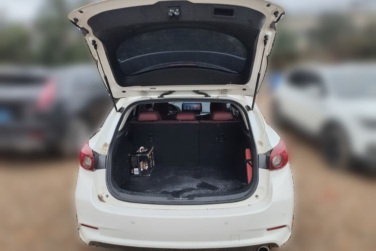 Used Mazda Mazda 3 Axela 2017 Hatchback 1.5L Manual Comfort Edition China V