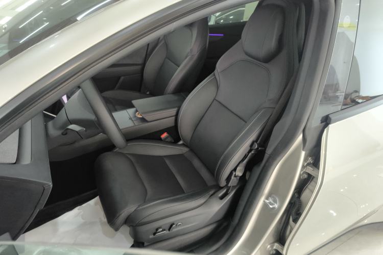 Used Tesla Model Y L 2025 Long-Range All-Wheel-Drive Version
