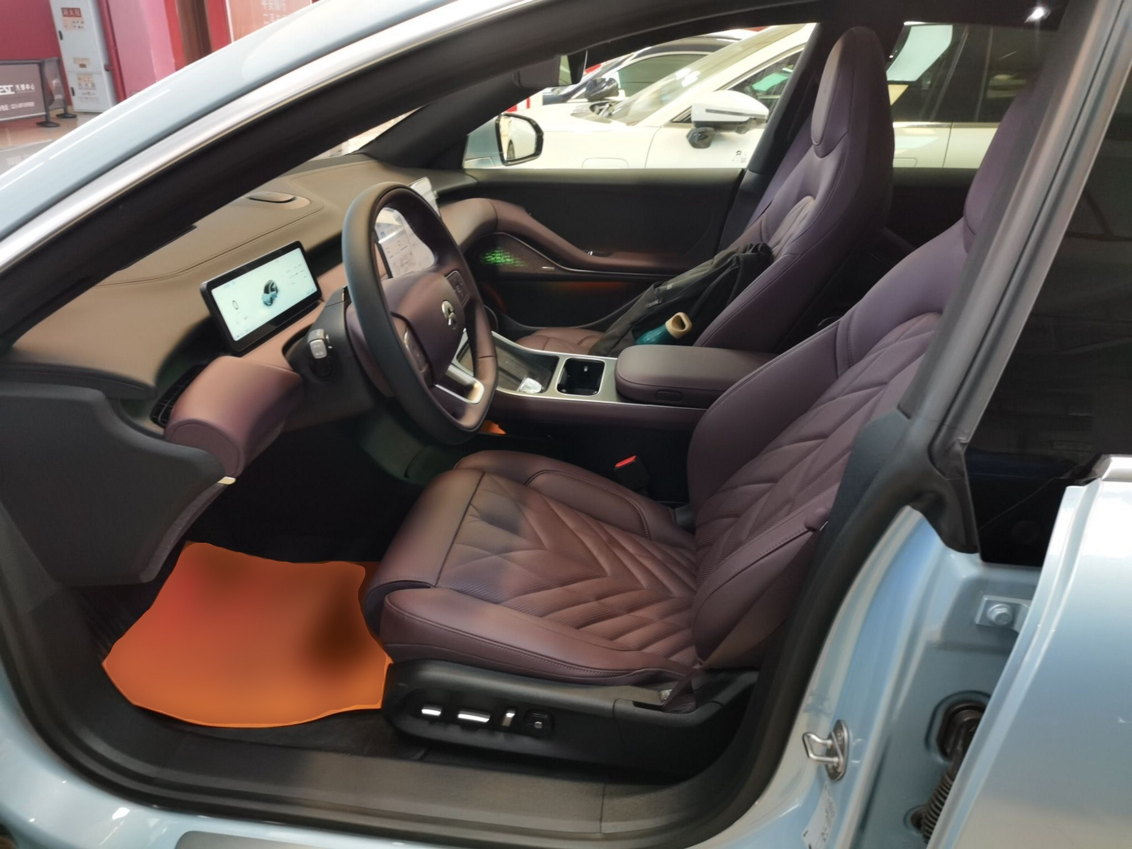 المقاعد الأمامية داخل السيارة