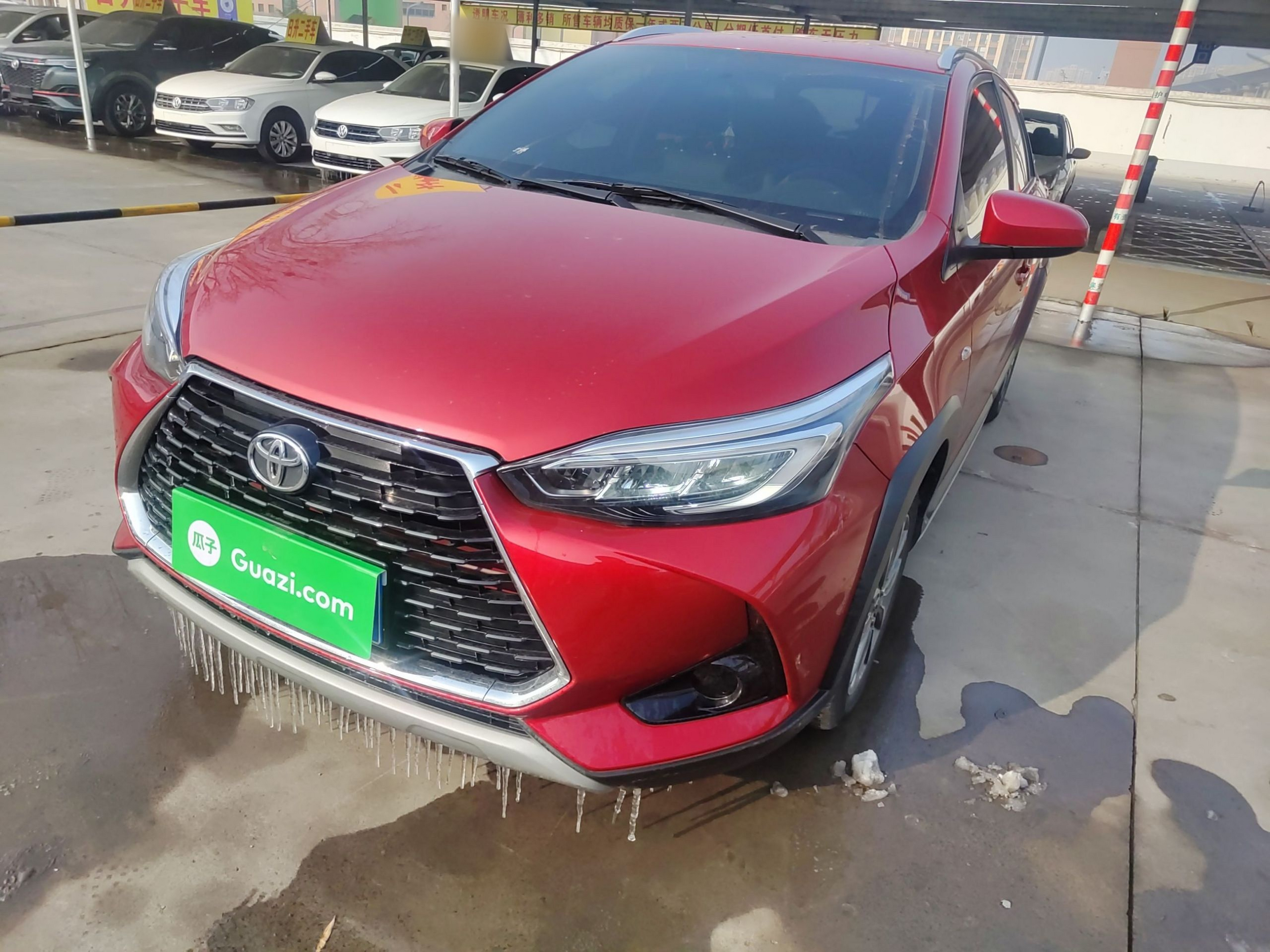 تحت مقدمة السيارة