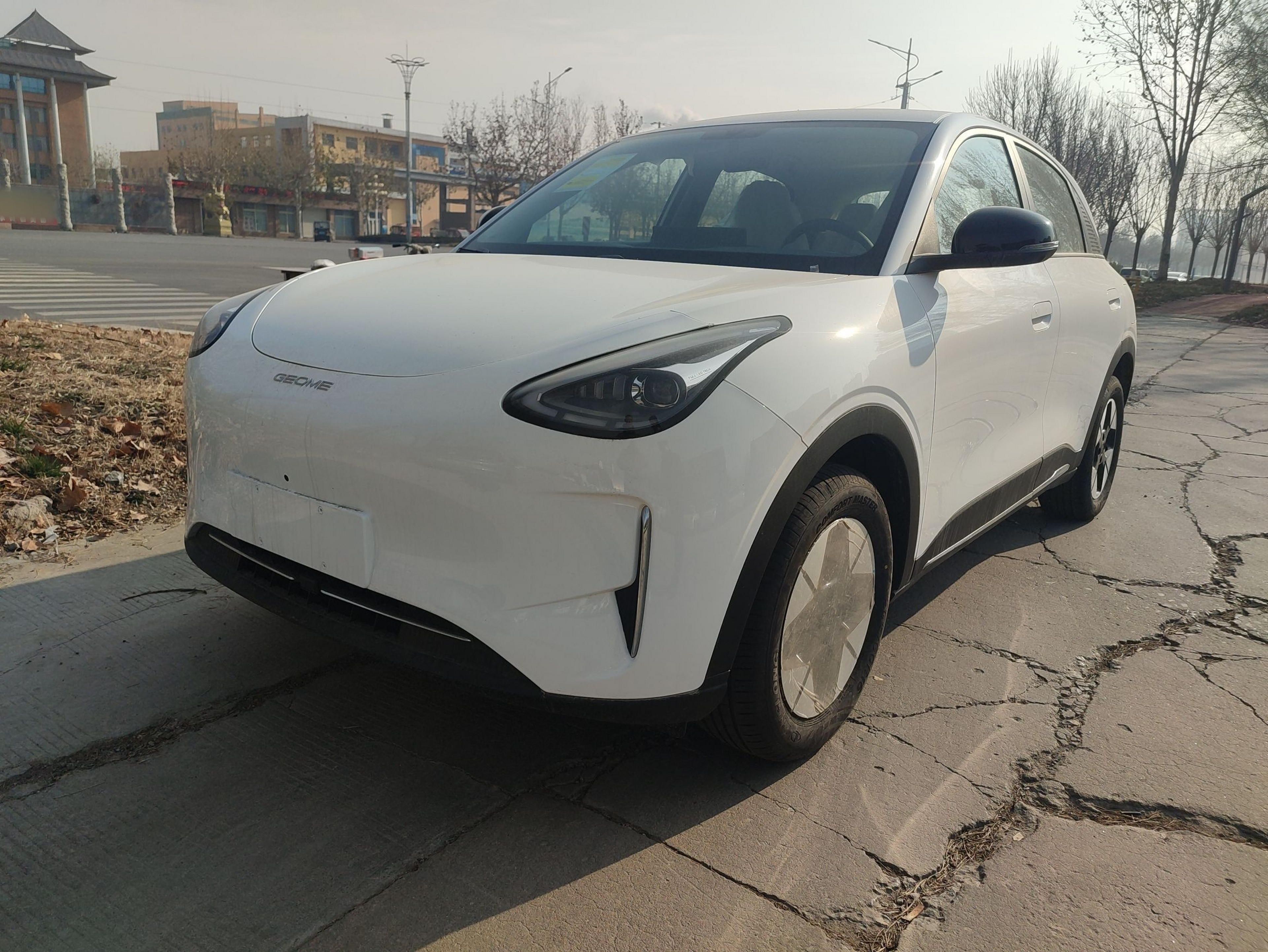 Под передней частью автомобиля