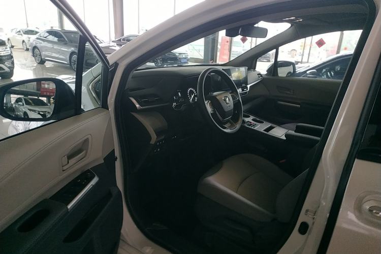 Used Toyota Granvia 2024 2.5L Hybrid Comfort Edition
