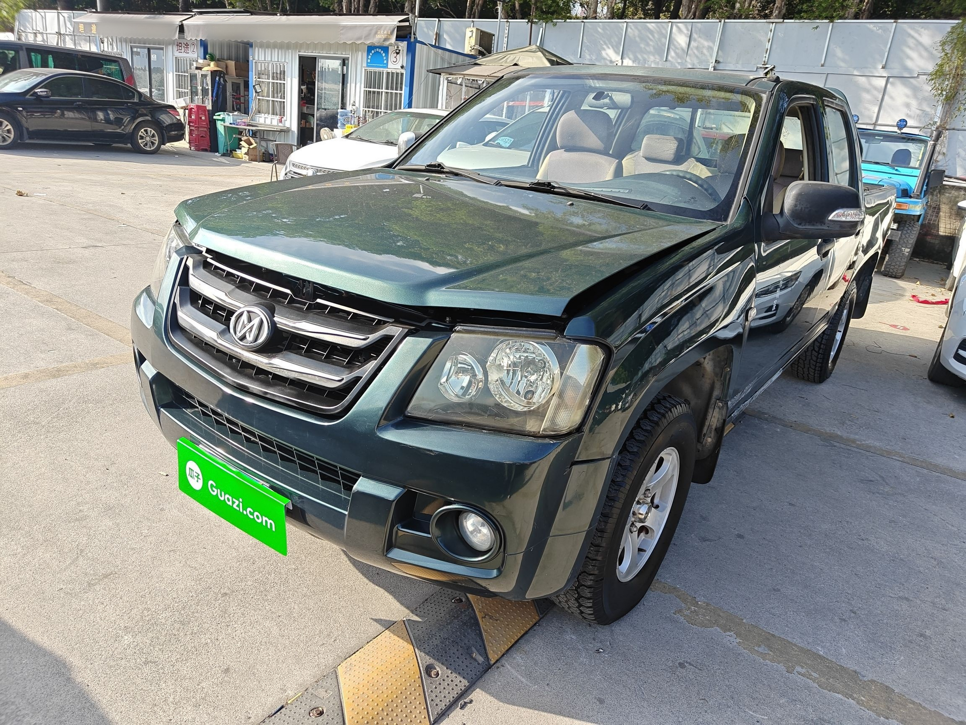 تحت مقدمة السيارة