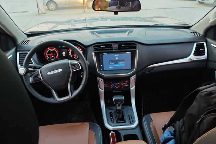 Used SAIC MAXUS T70 2021 2.0T Diesel Automatic Two-Wheel Drive Elite Version with Long Bed and High Ground Clearance
