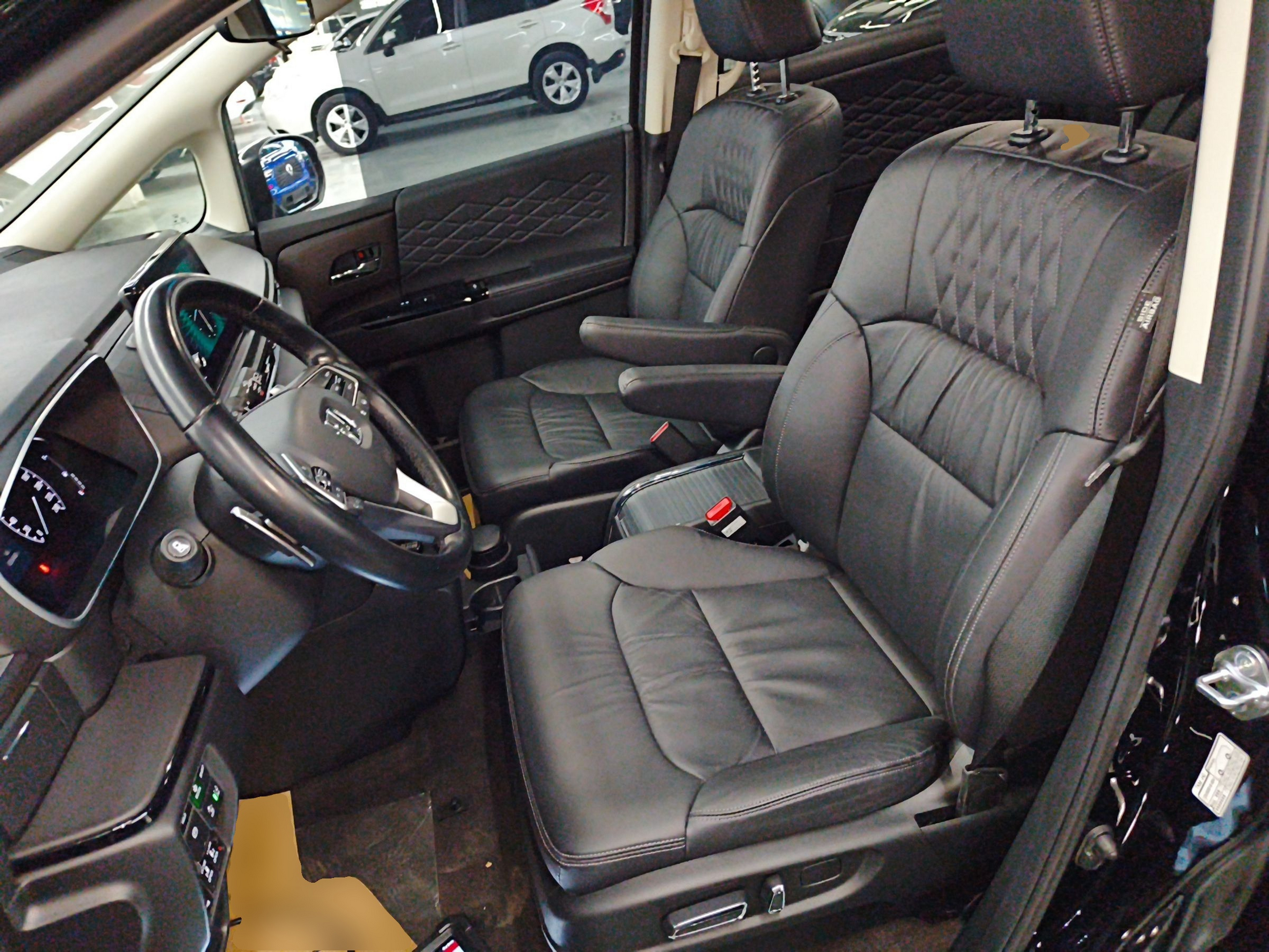 المقاعد الأمامية داخل السيارة