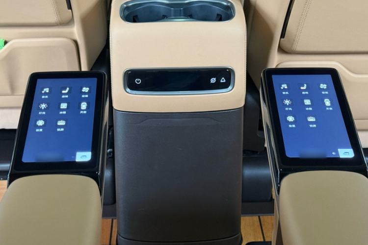 Used Denza D9 2024 DM-i 980 Four-Wheel Drive Prestige Model
