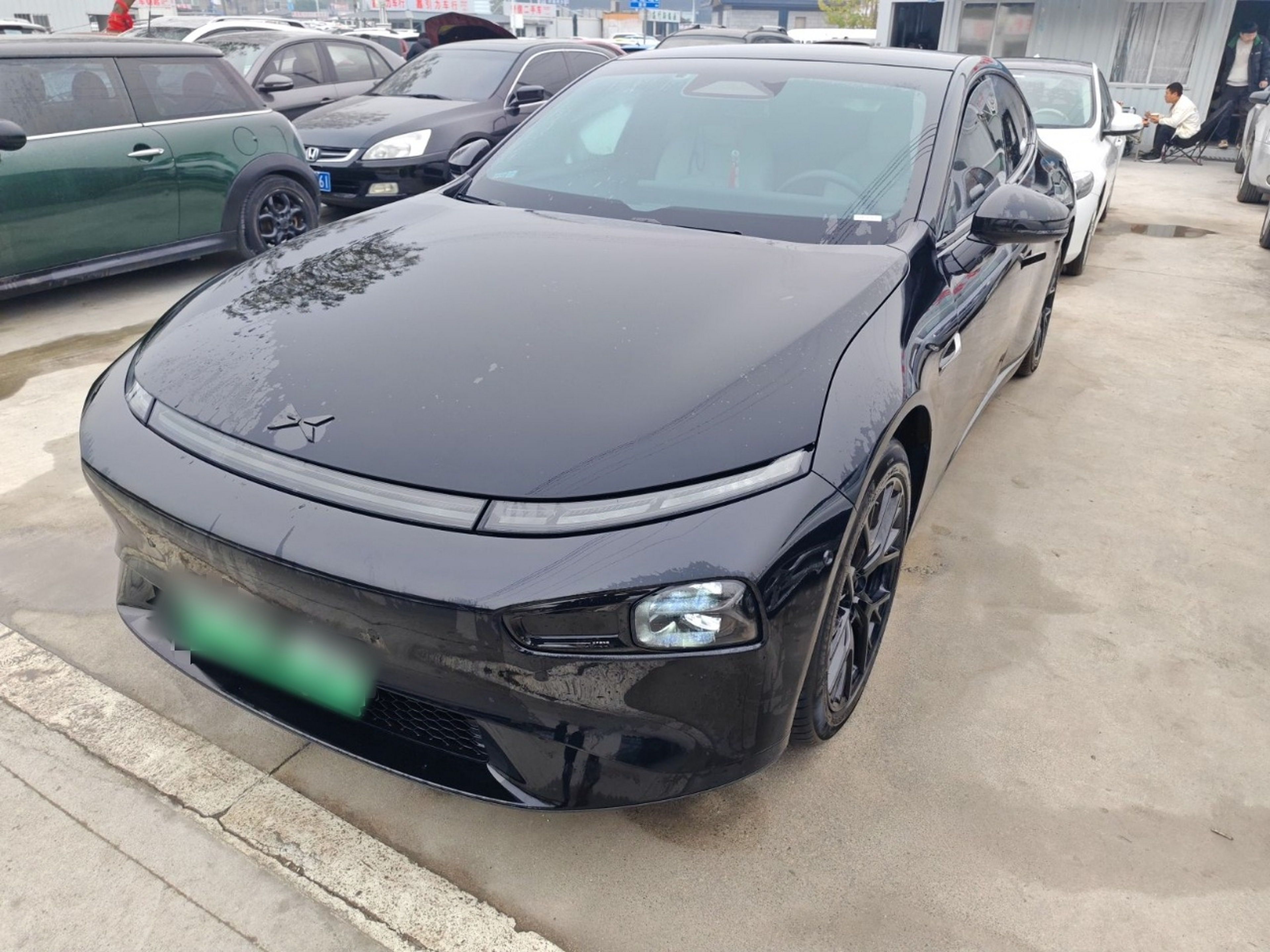 Под передней частью автомобиля