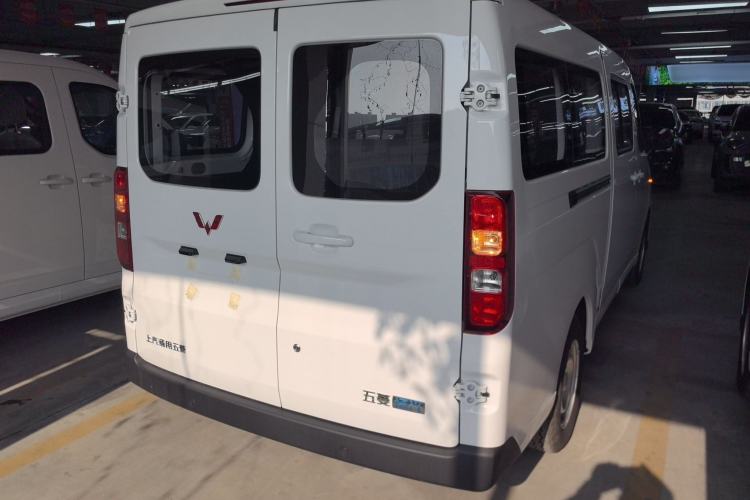 Used Wuling Yangguang 2024 300KM Comfort Version Passenger Van 75kW
