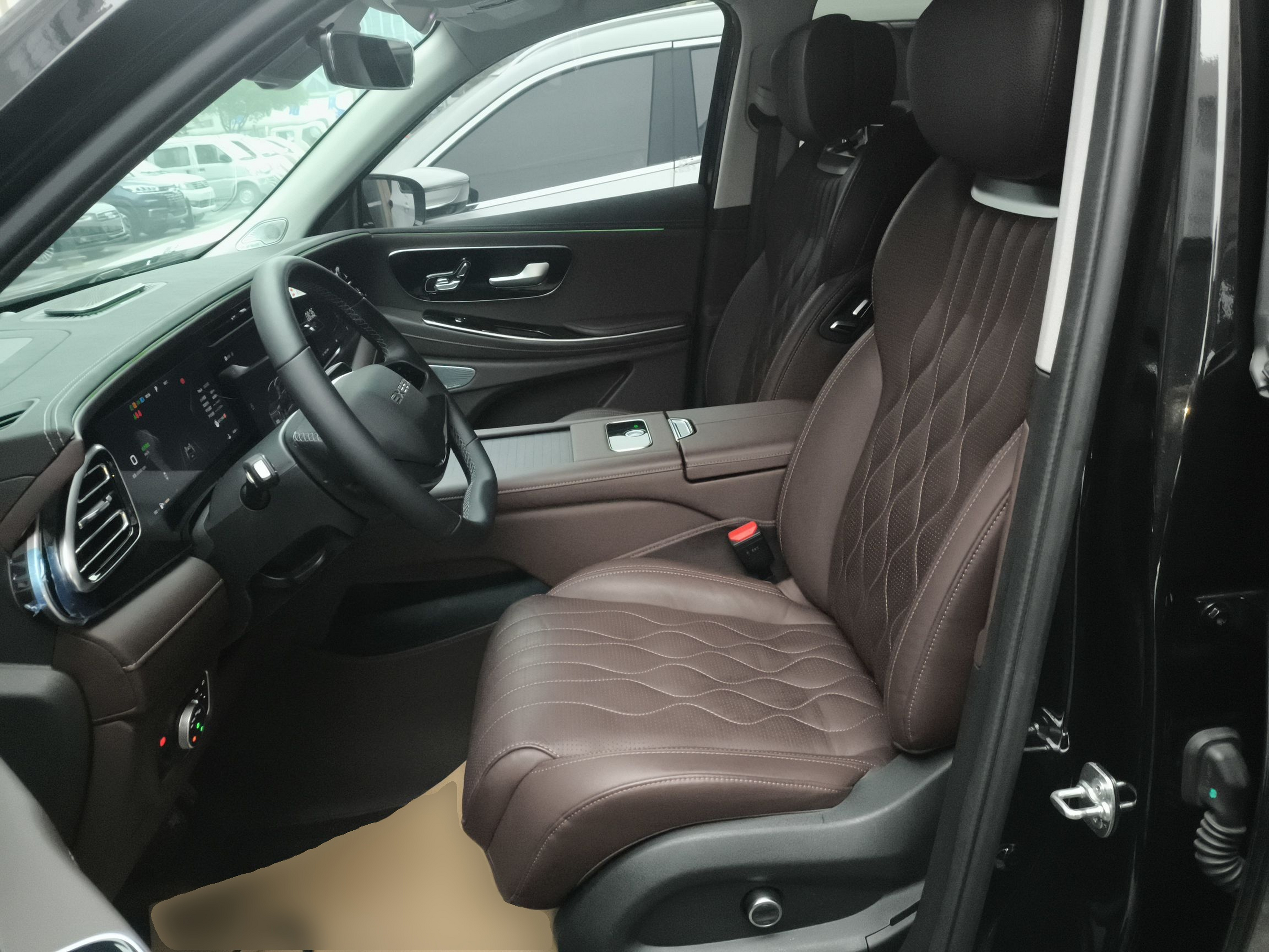 المقاعد الأمامية داخل السيارة