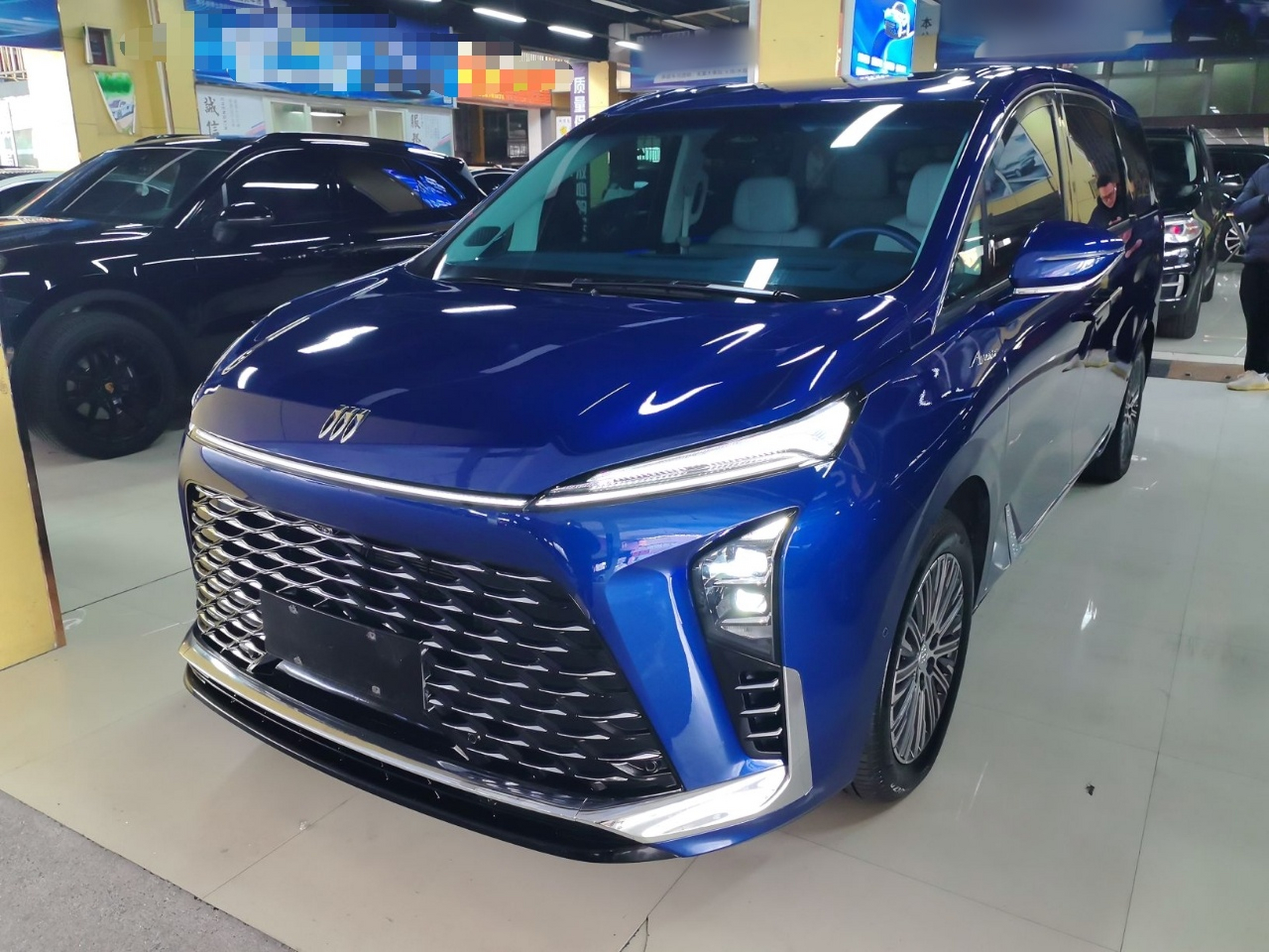 تحت مقدمة السيارة