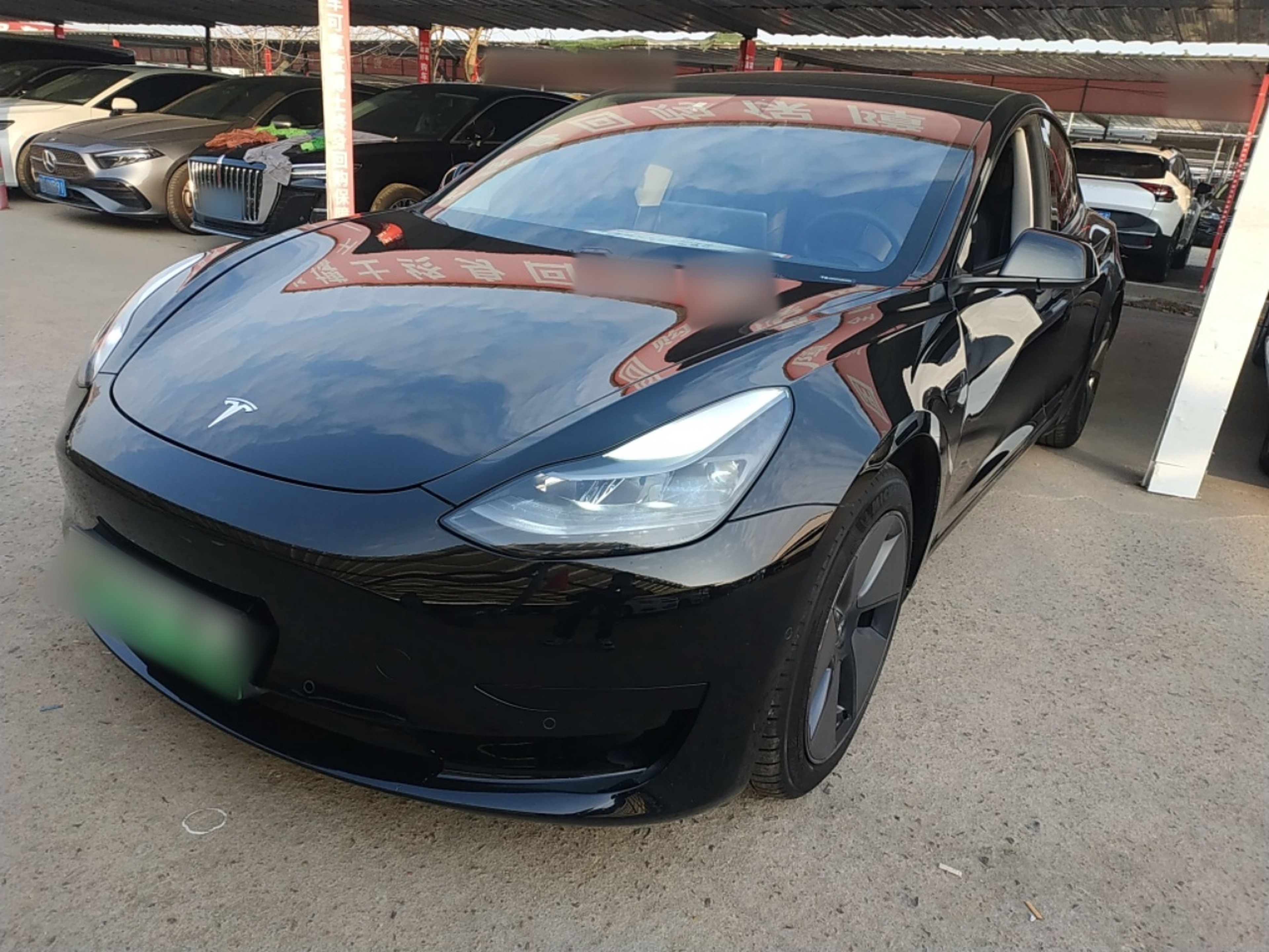 تحت مقدمة السيارة