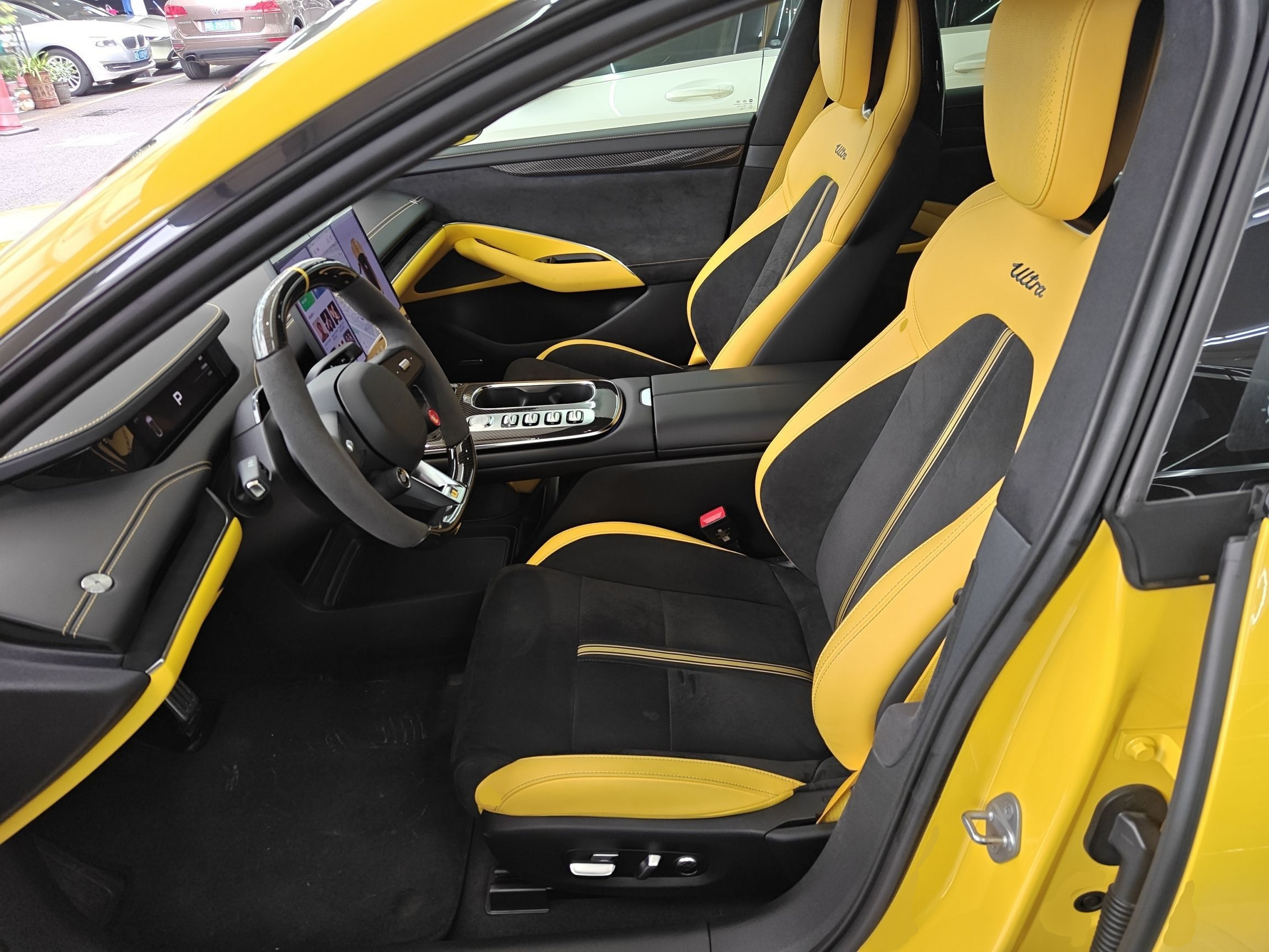 المقاعد الأمامية داخل السيارة