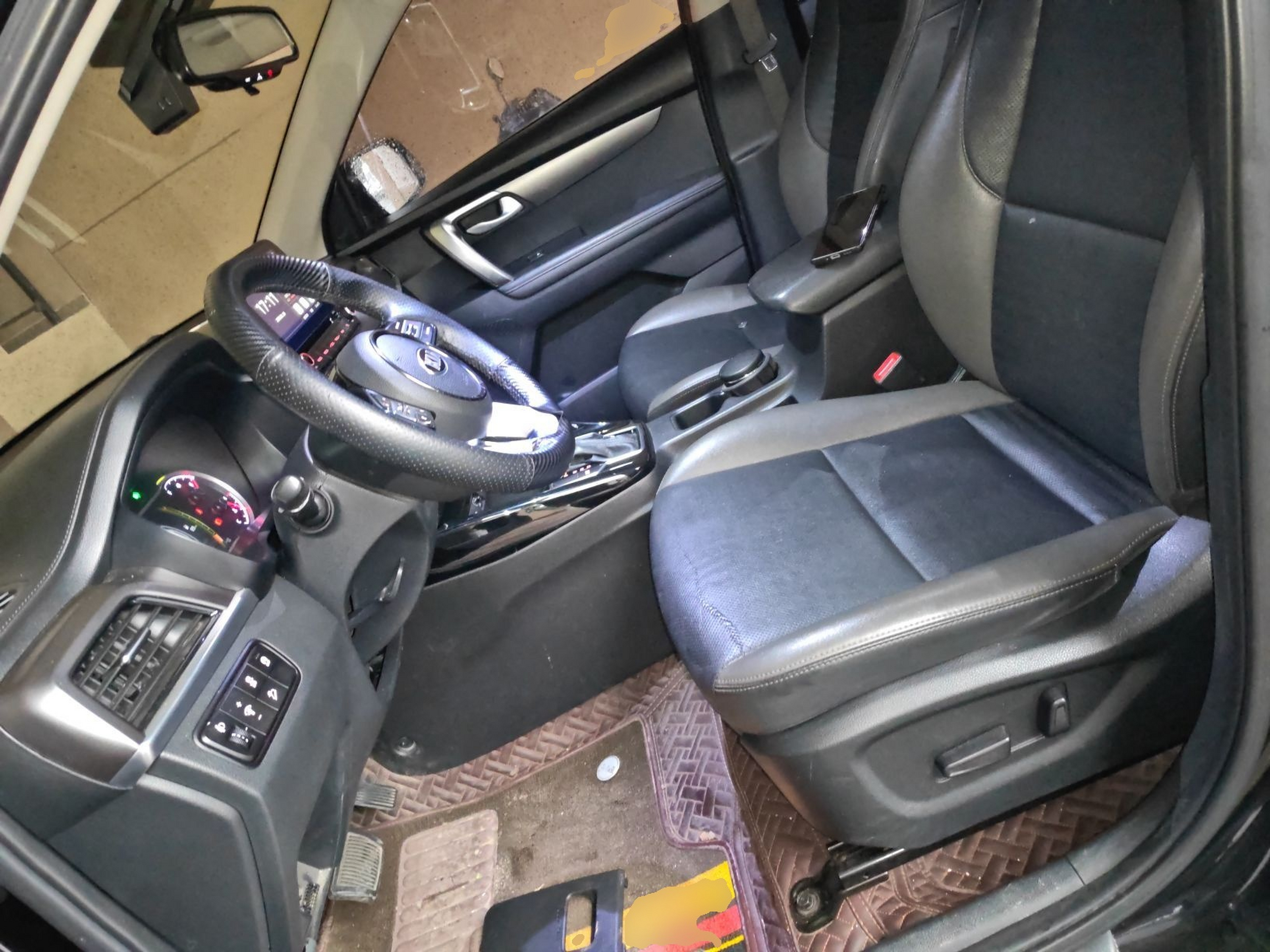 المقاعد الأمامية داخل السيارة