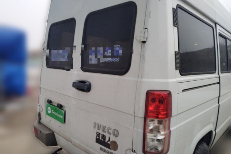 Used Iveco Daily 2021 2.5T A35 M1 Passenger Van 5-9 Seater Short Wheelbase Mid-Roof Design Dual Tires Side Sliding Door
