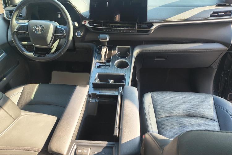 Used Toyota Sienna 2023 2.5L Hybrid Deluxe Edition