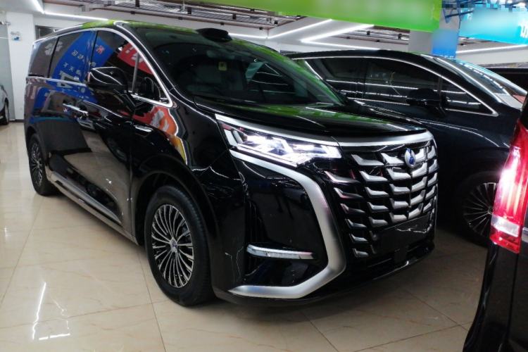 Used Denza D9 2025 DM-i Smart Drive 1020 Four-Wheel Drive Deluxe Model
