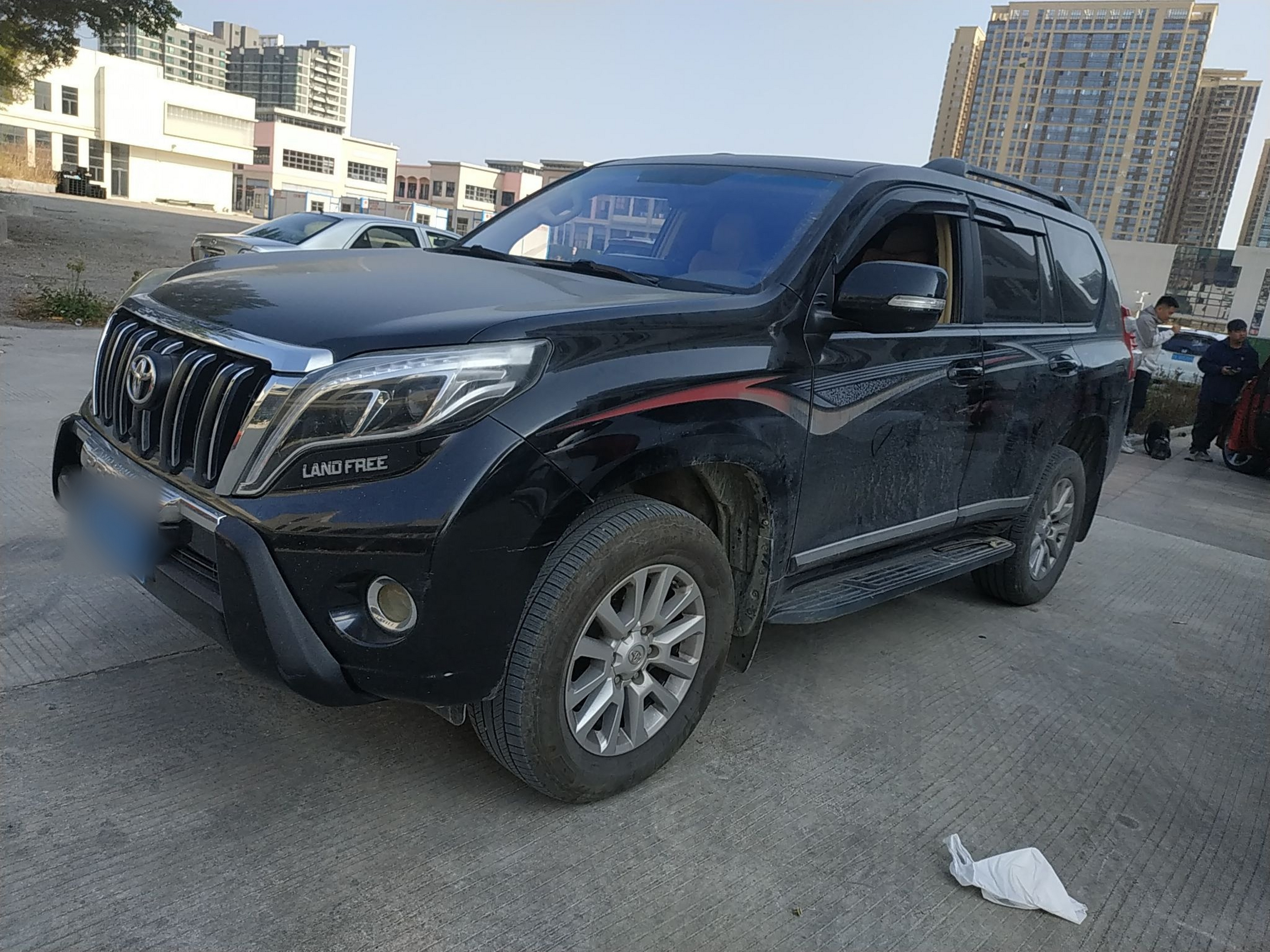 Под передней частью автомобиля