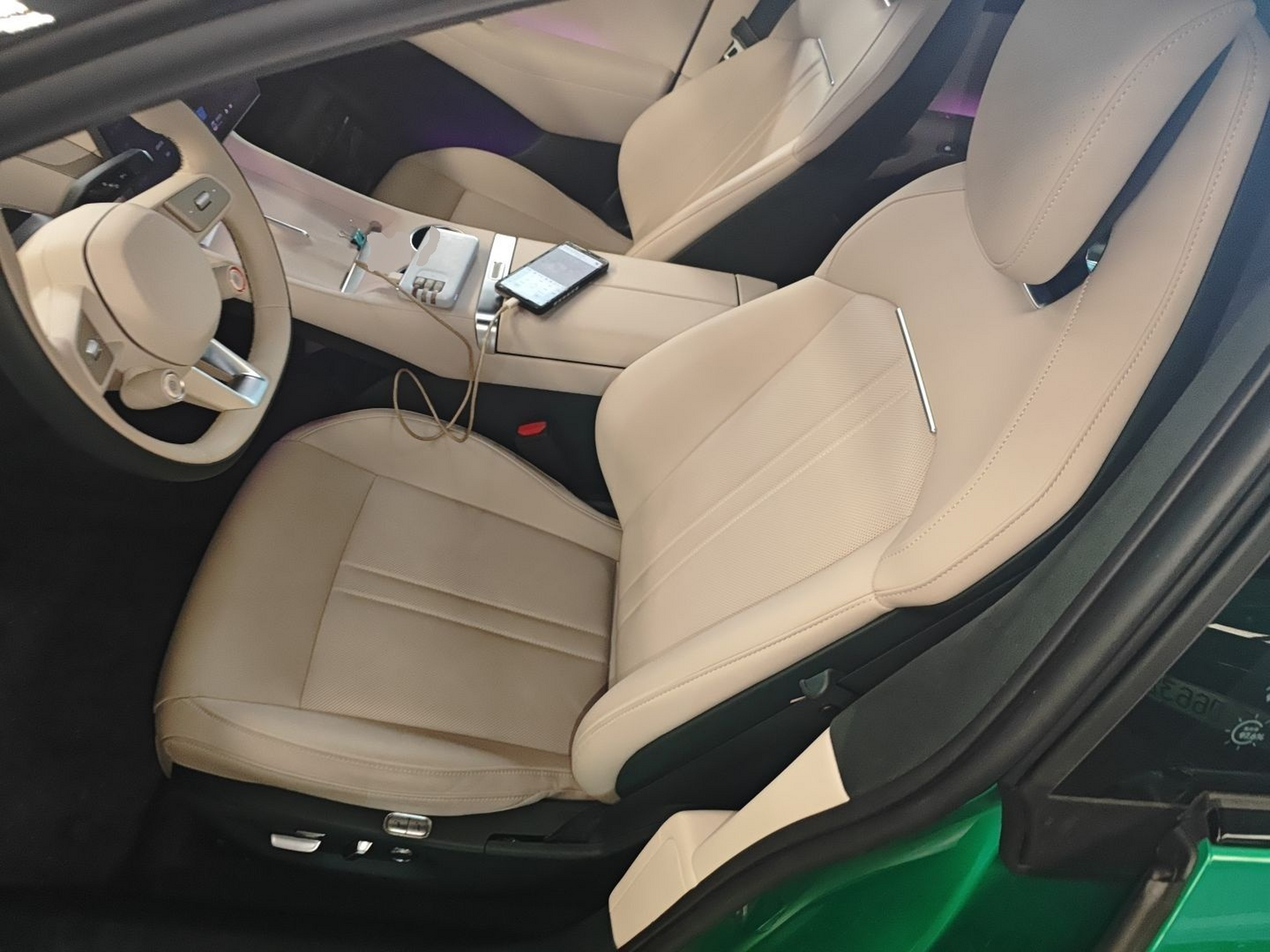 المقاعد الأمامية داخل السيارة