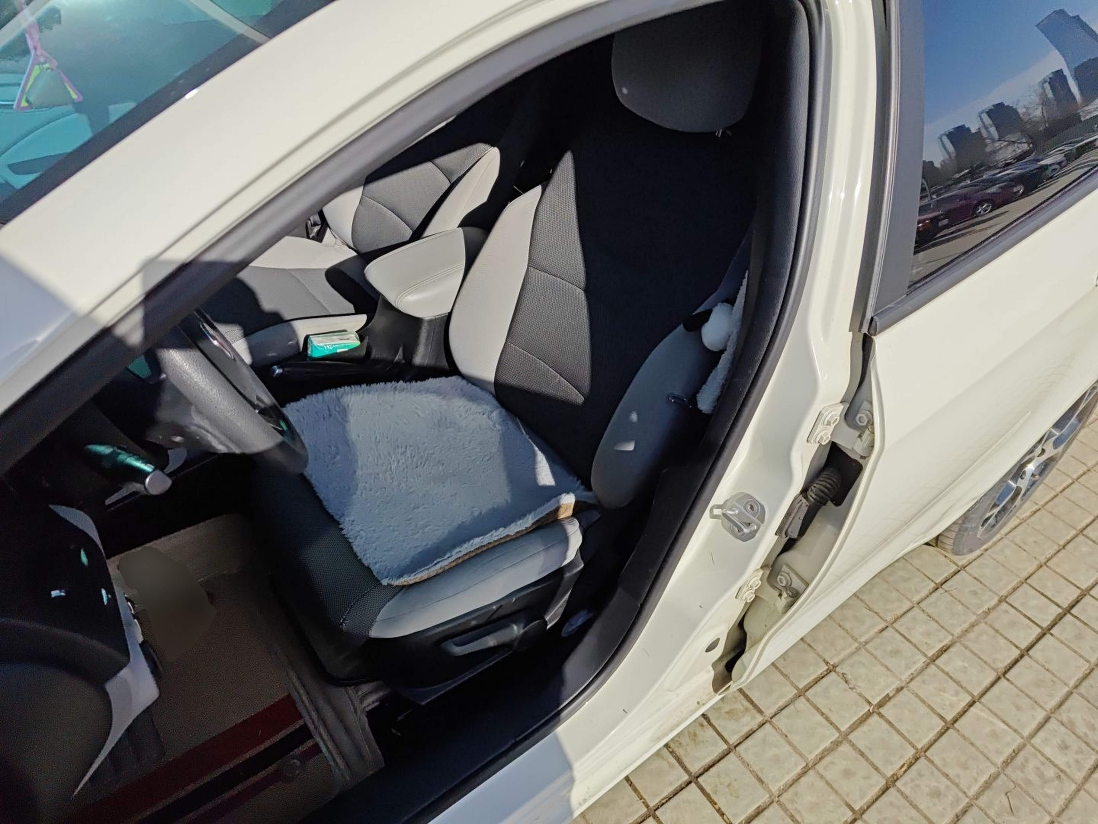 Переднее сиденье в автомобиле