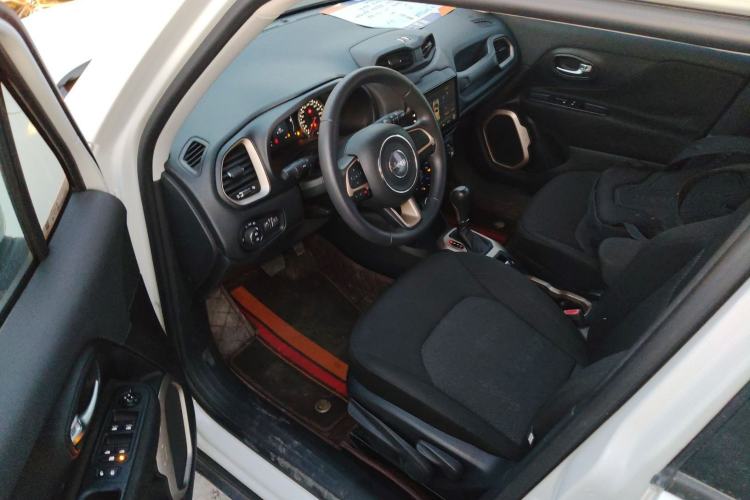 Used  Renegade 2018 Connected Large Screen Version 180T Automatic Kinetic Edition+
