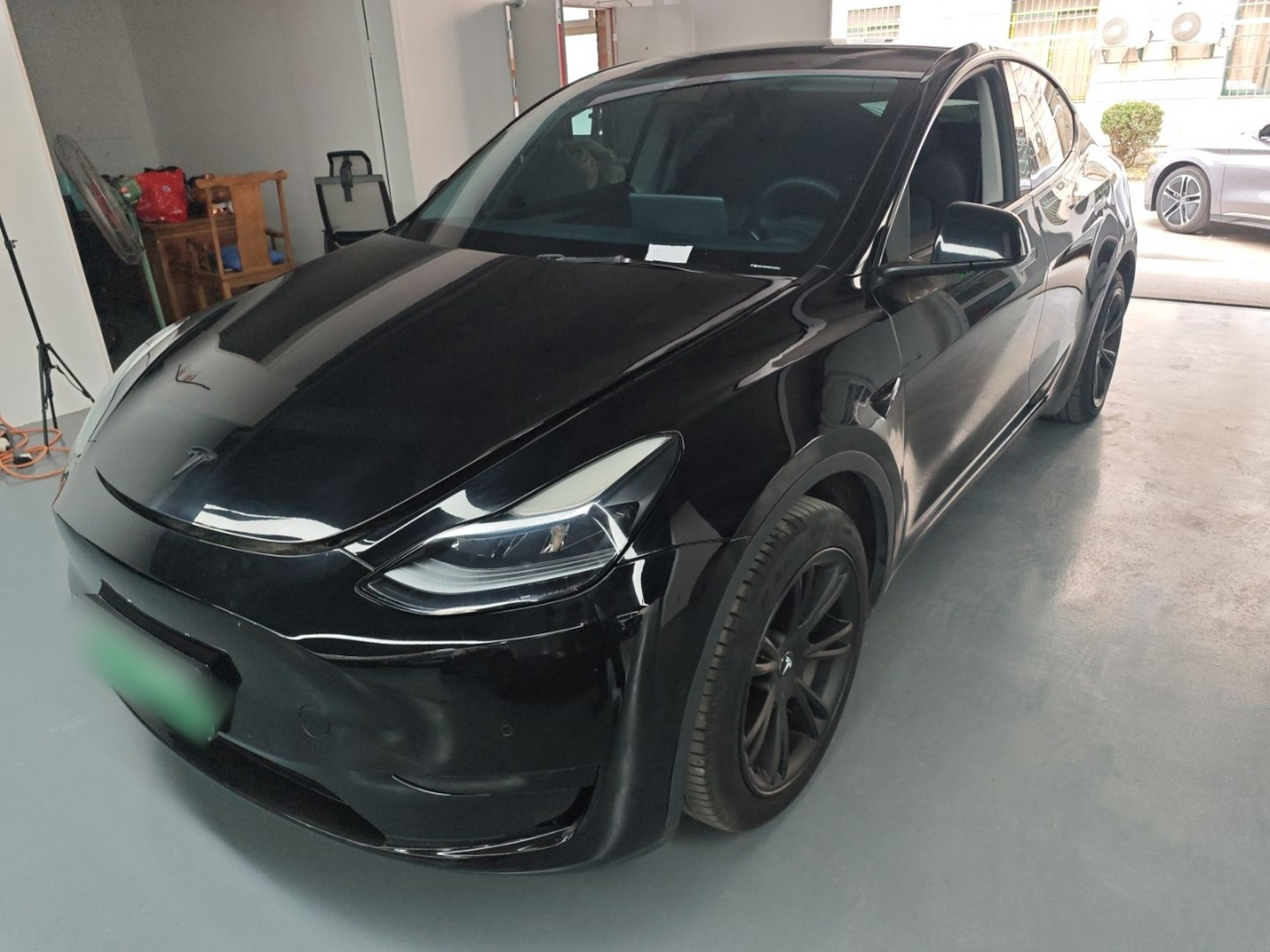 تحت مقدمة السيارة