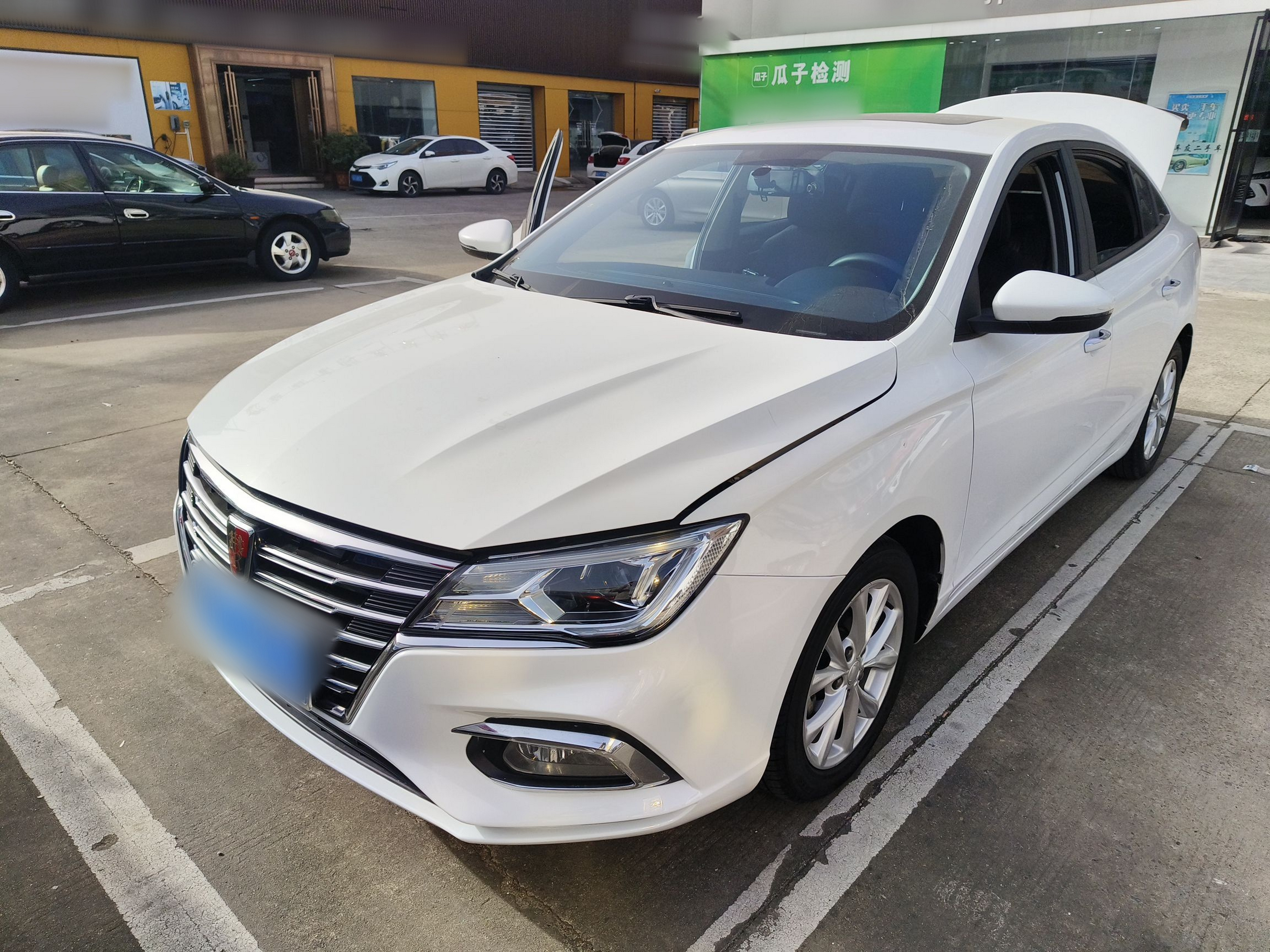 تحت مقدمة السيارة