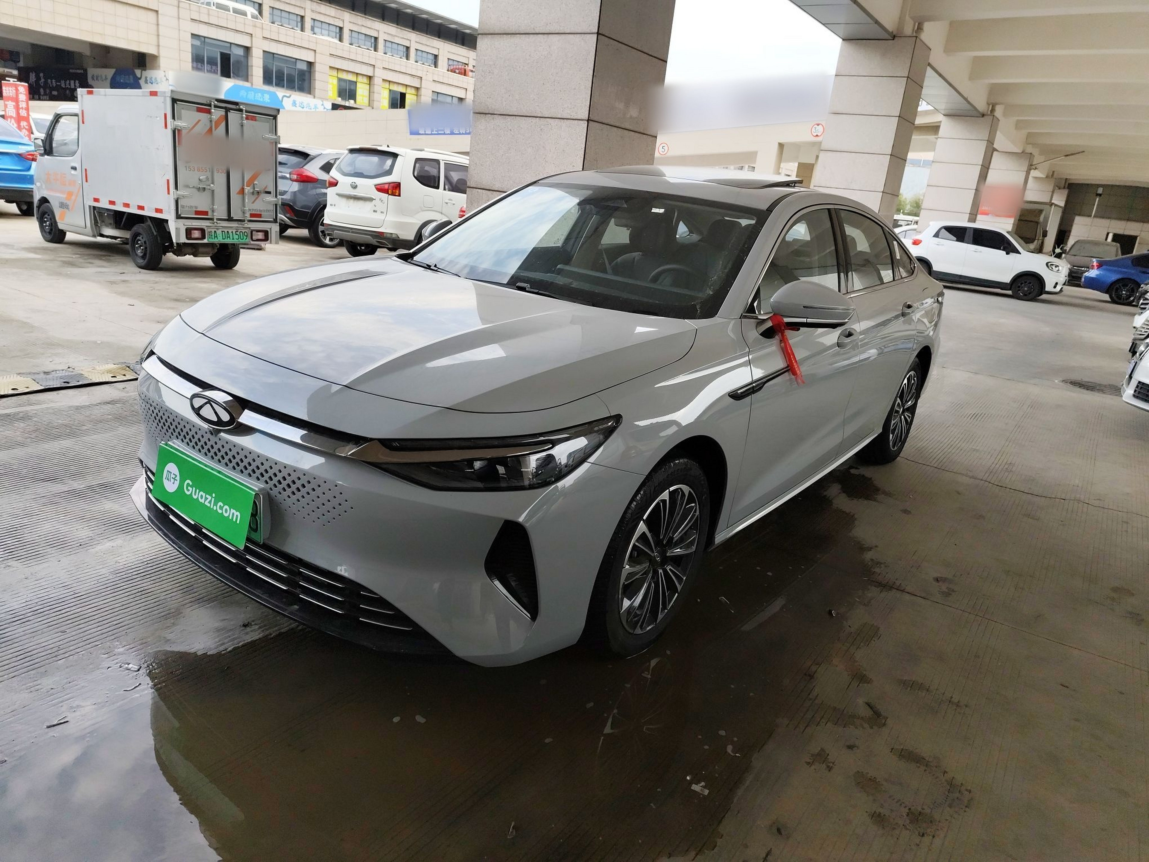 تحت مقدمة السيارة