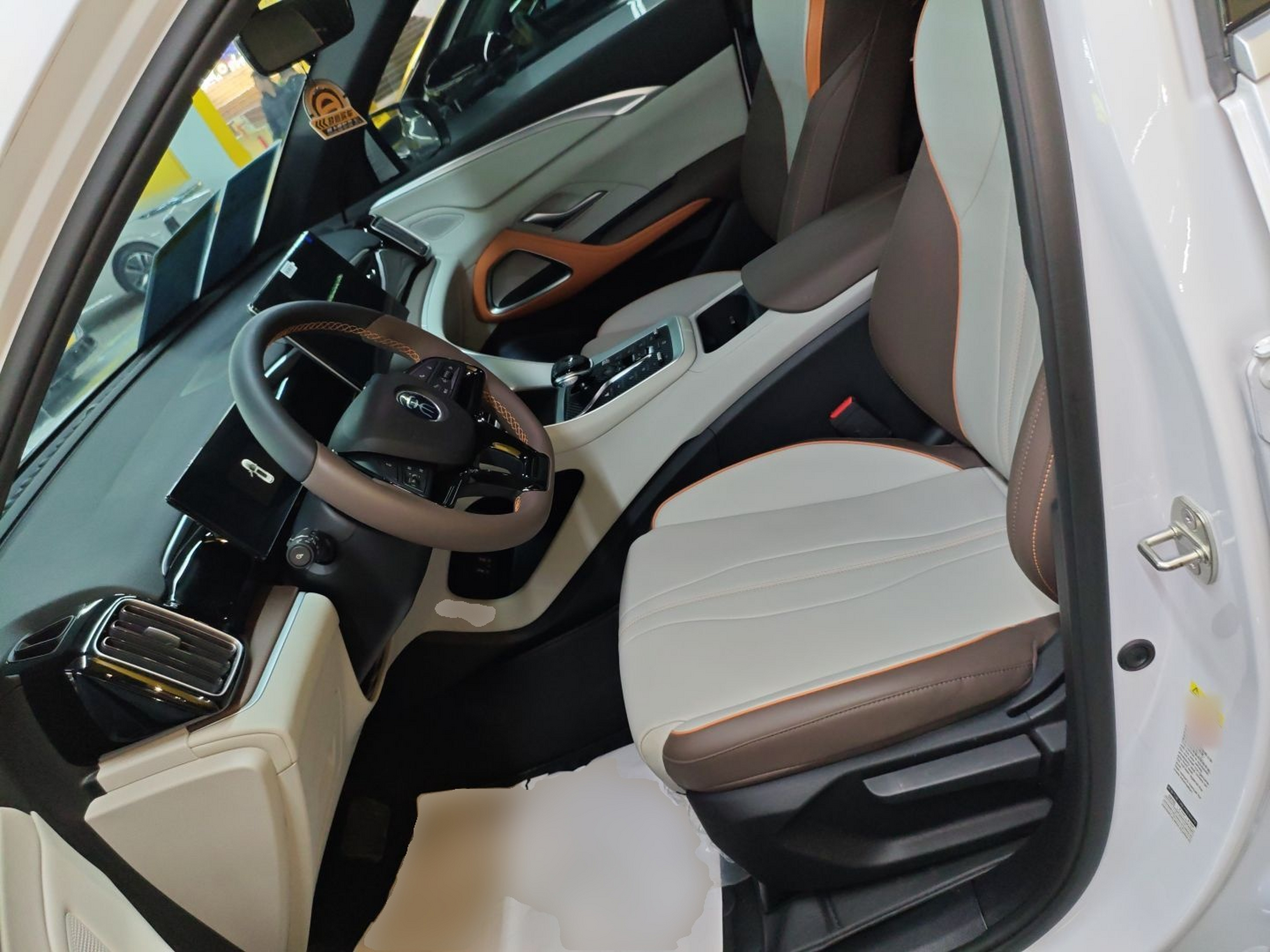 المقاعد الأمامية داخل السيارة