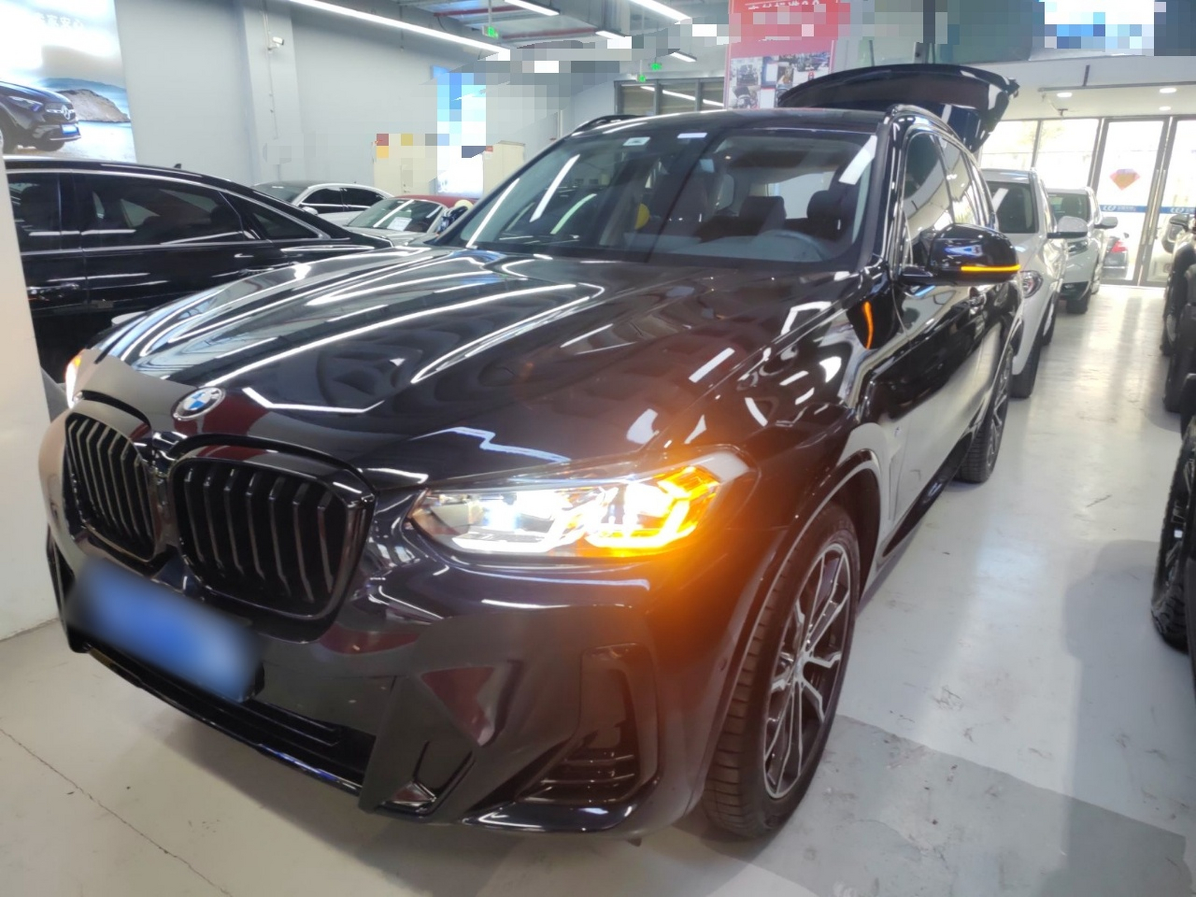 تحت مقدمة السيارة