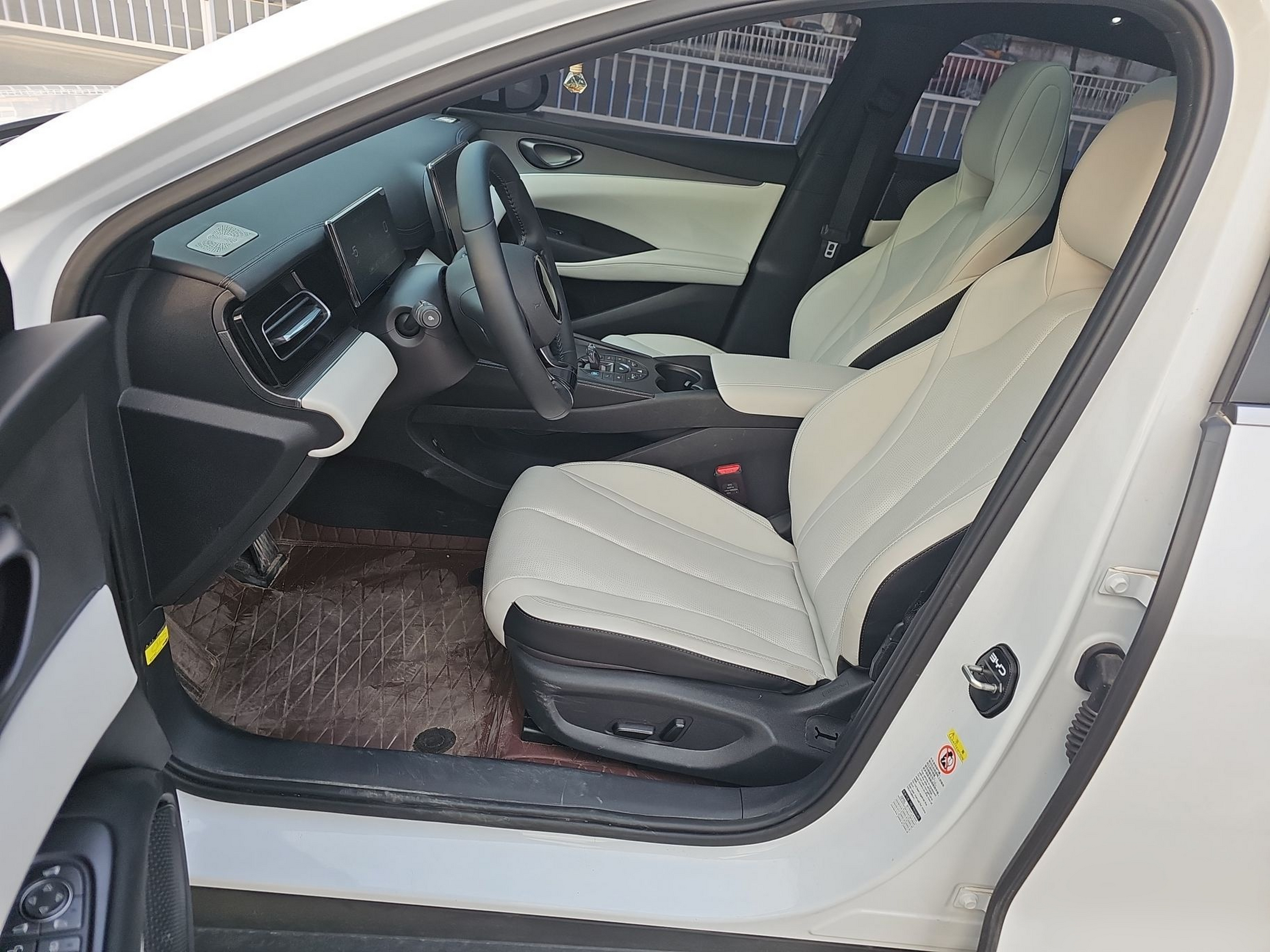 Переднее сиденье в автомобиле