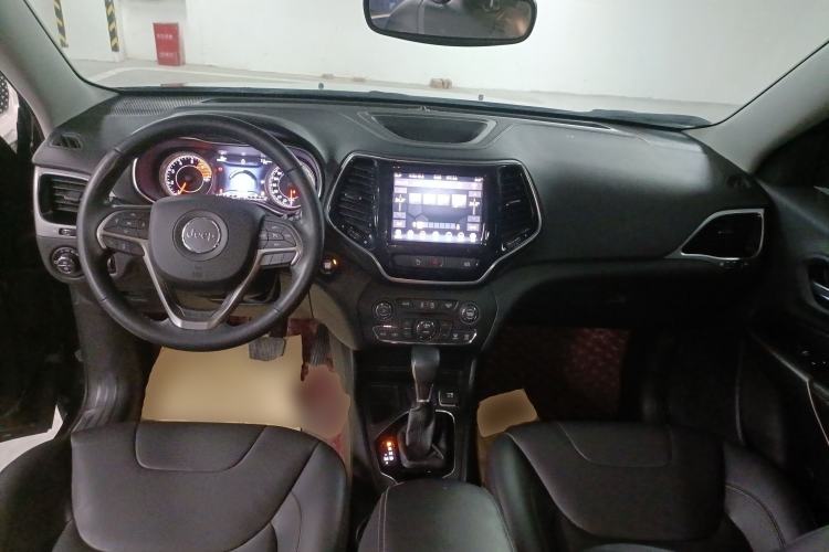 Used  Cherokee 2019 2.0T Two-Wheel Drive Smart Enjoyment Version China VI
