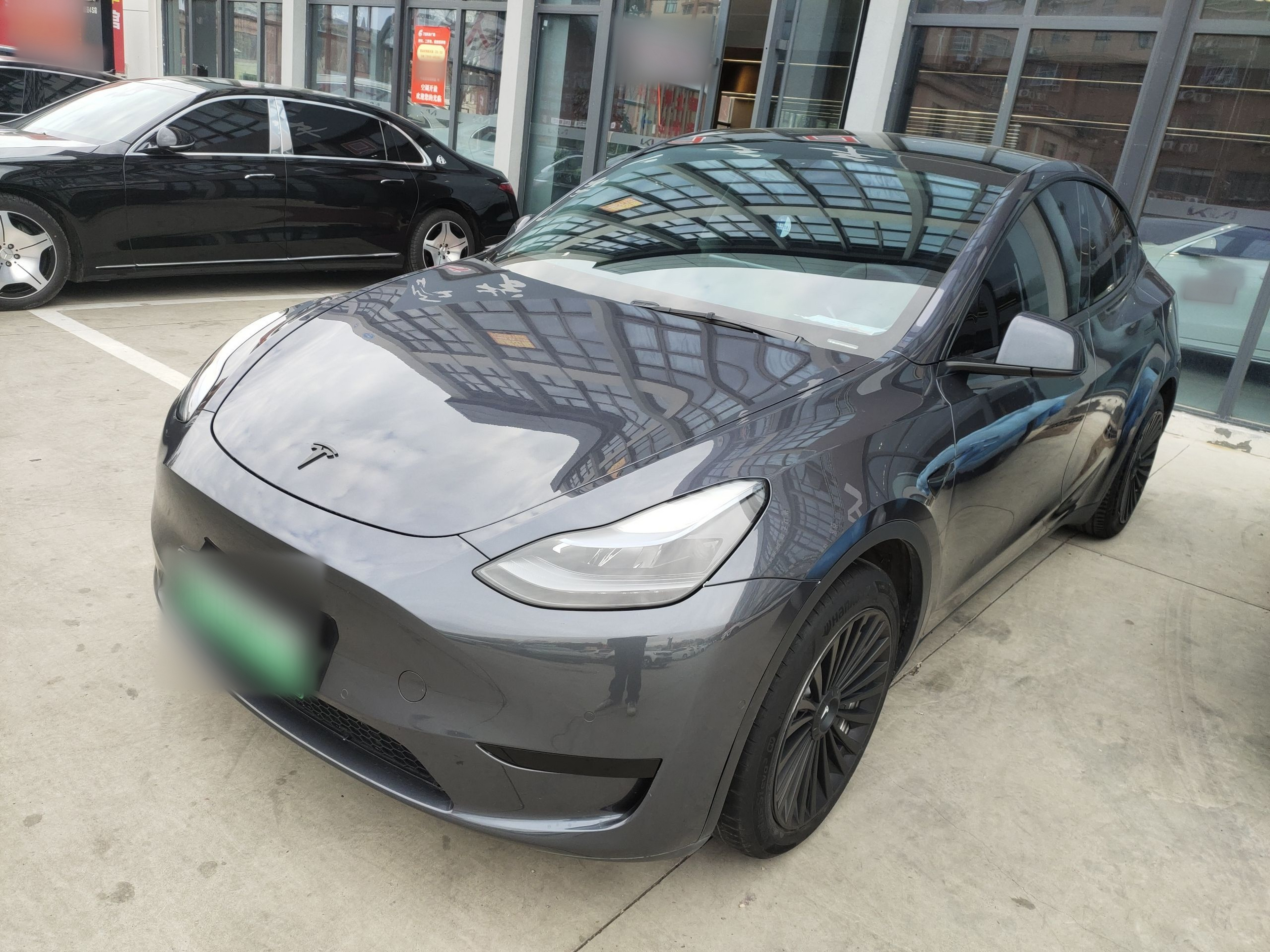 Под передней частью автомобиля