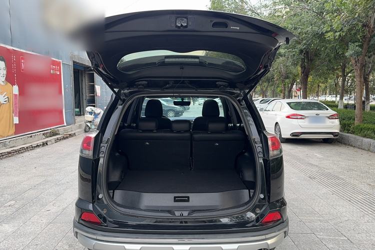 Used Toyota RAV4 2019 2.0L CVT Two-Wheel Drive Luxury Version China VI Standard
