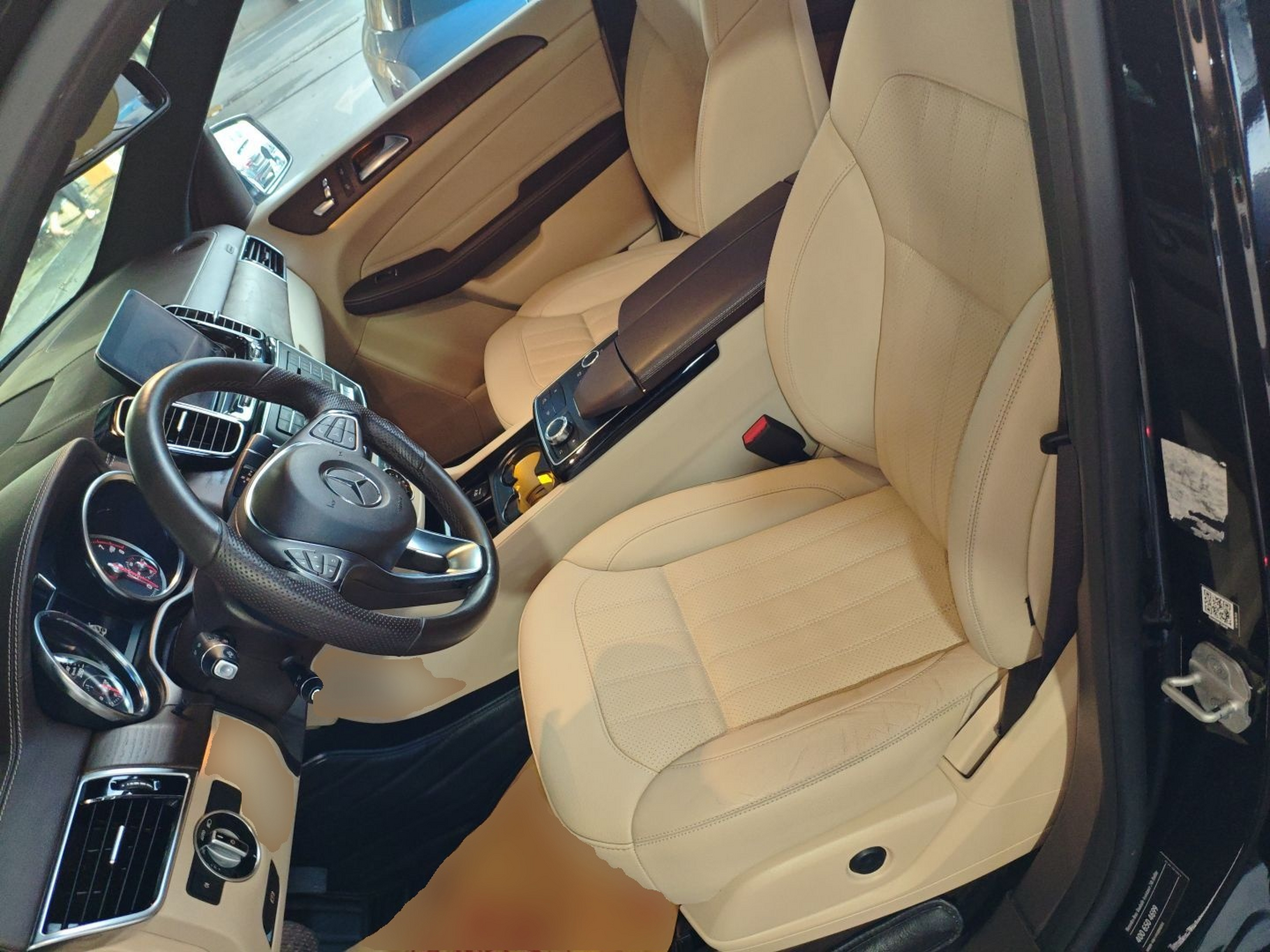 المقاعد الأمامية داخل السيارة