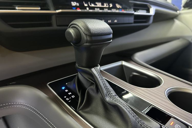 Used Toyota Granvia 2024 2.5L Hybrid Comfort Edition