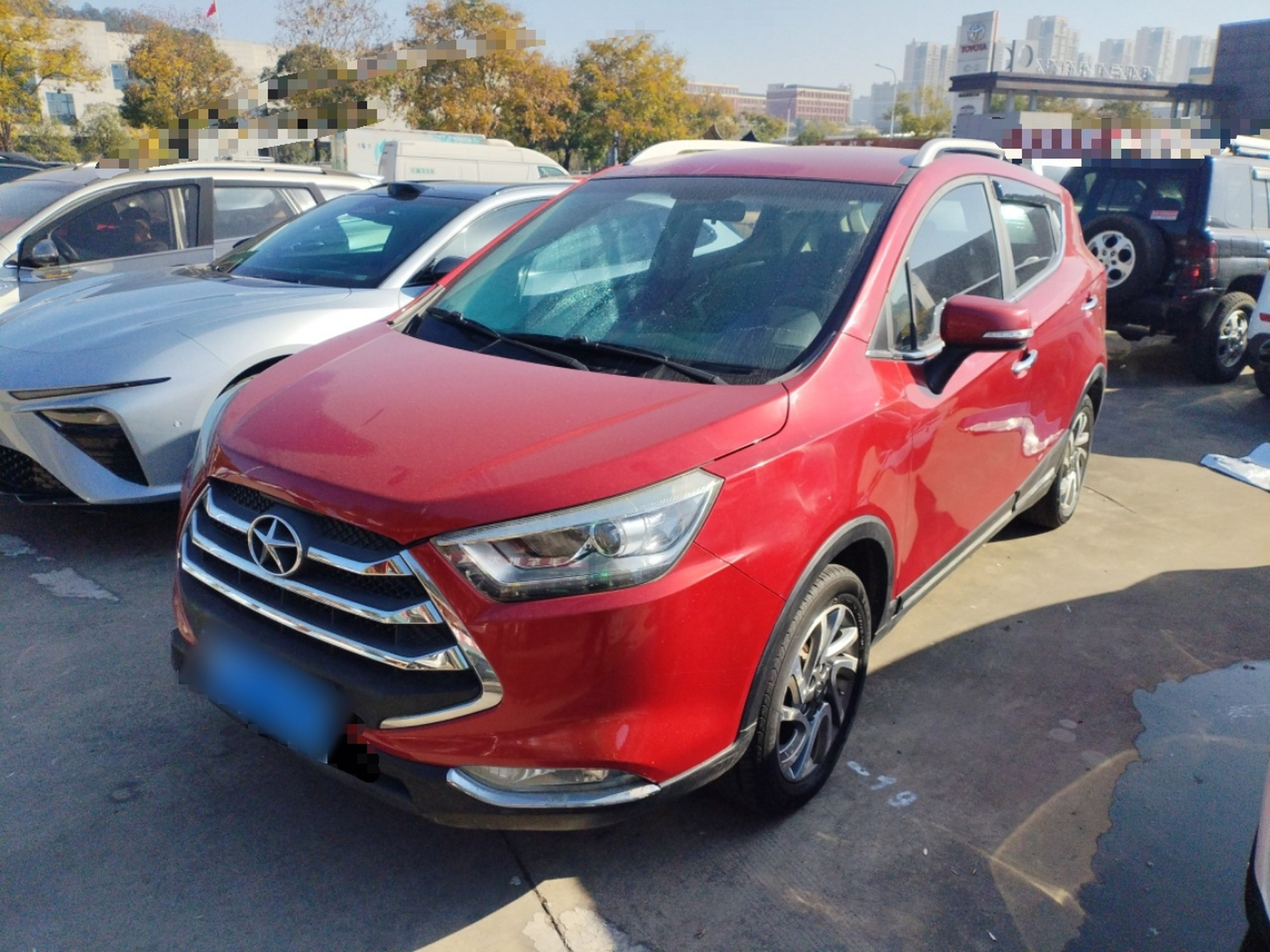 تحت مقدمة السيارة