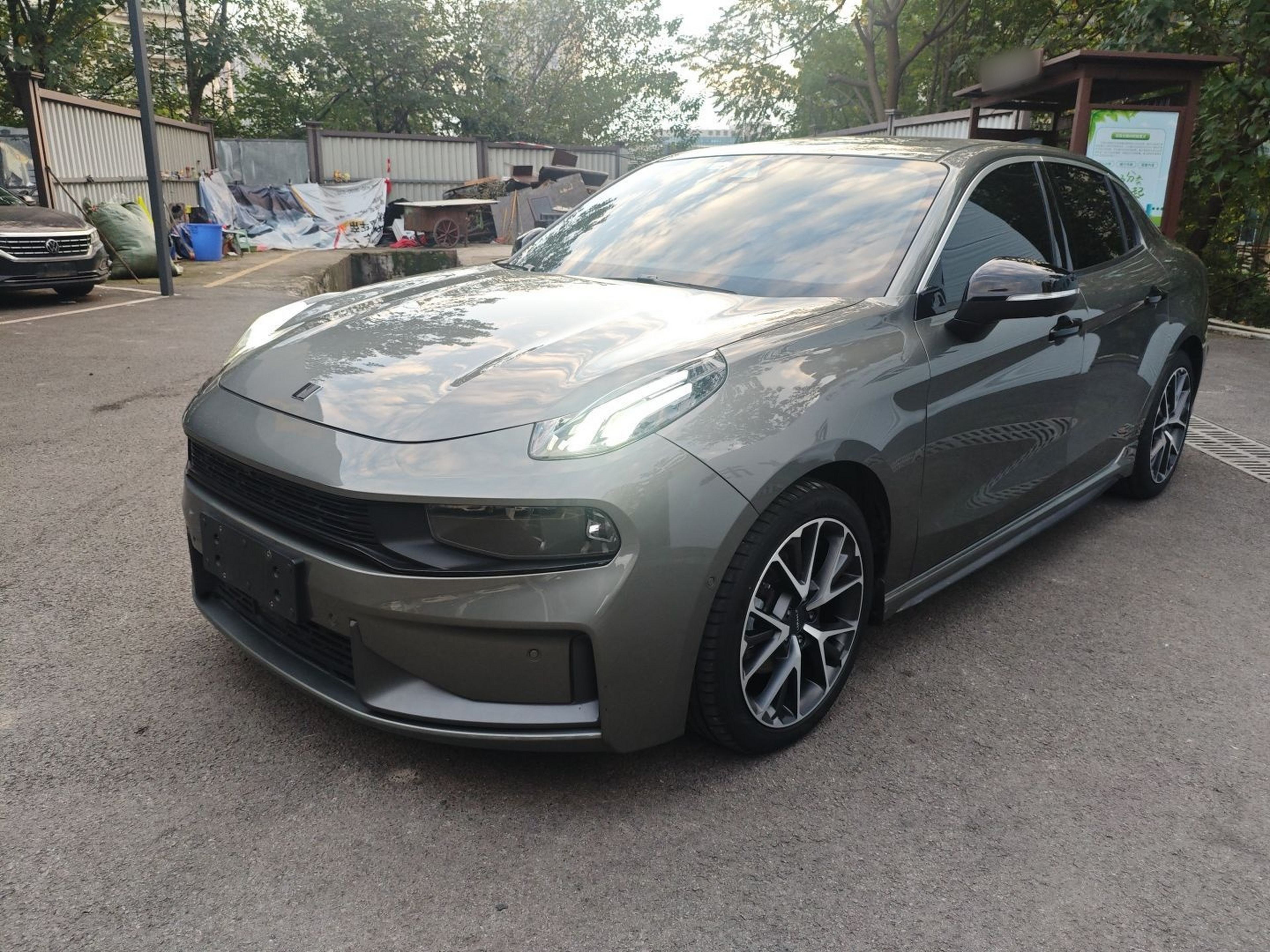 تحت مقدمة السيارة