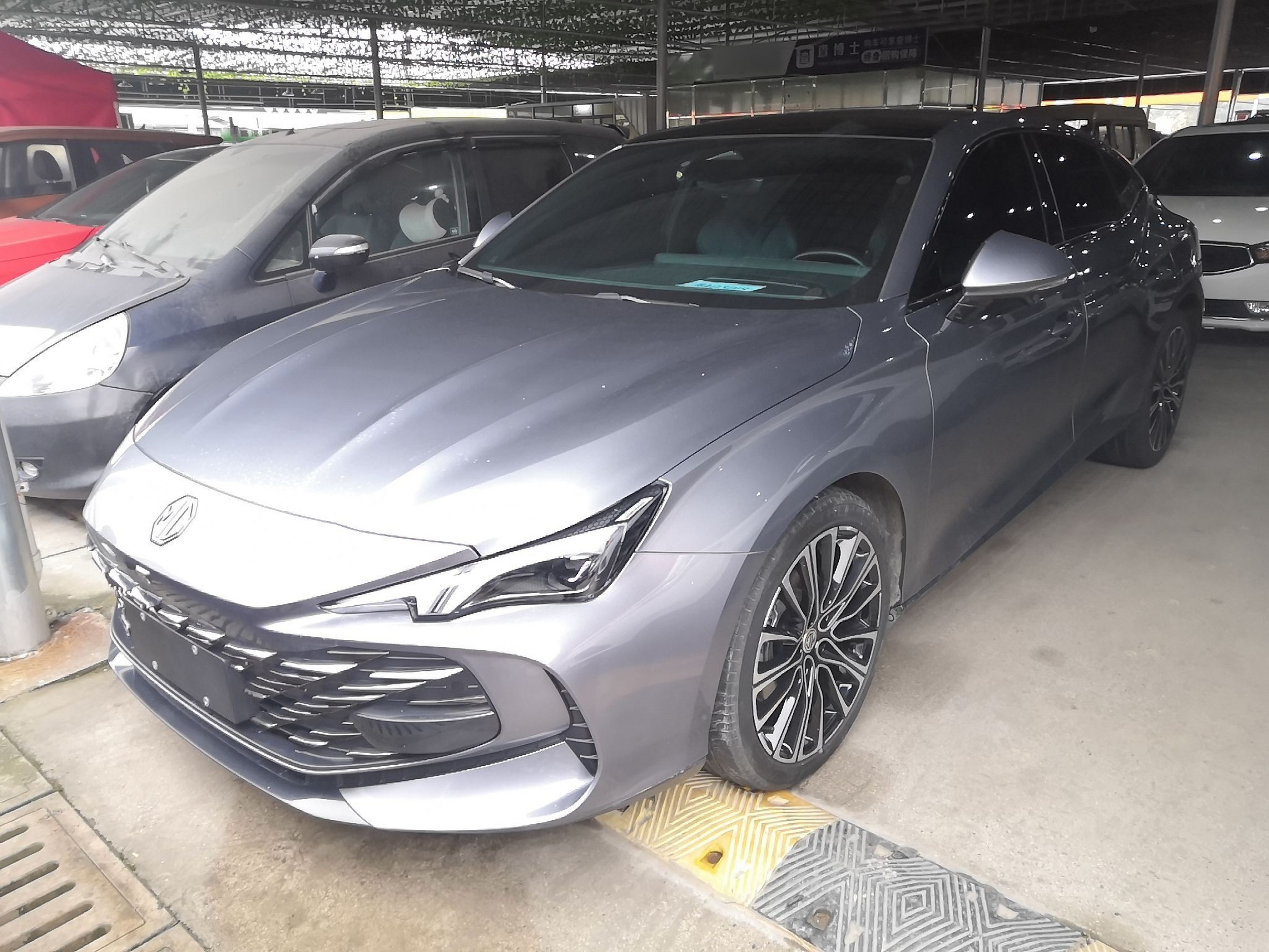 Под передней частью автомобиля